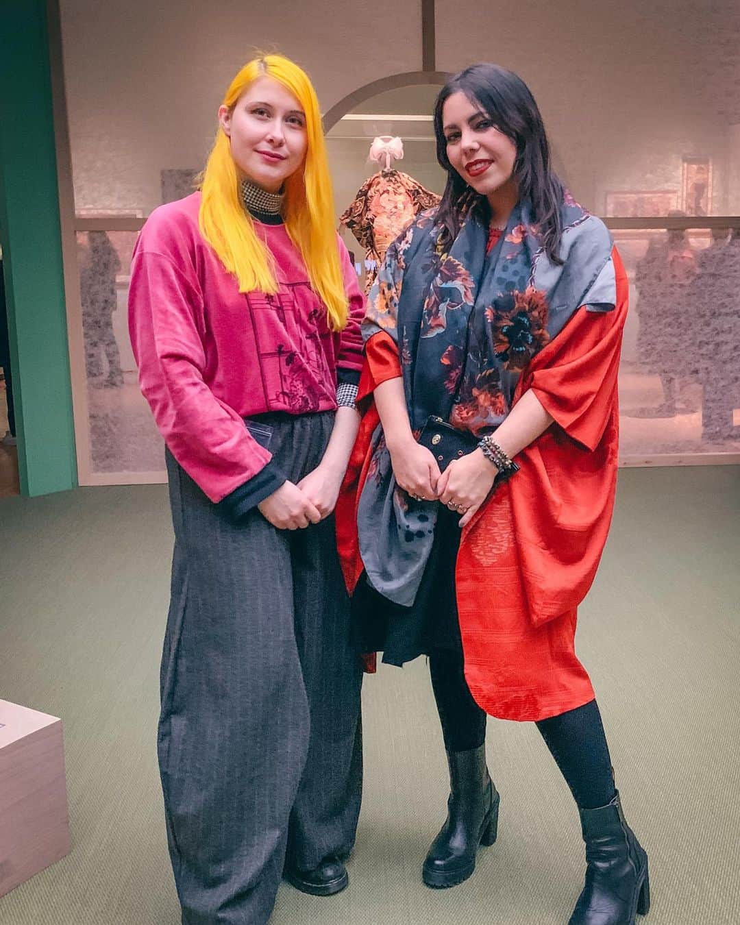 Anji SALZさんのインスタグラム写真 - (Anji SALZInstagram)「Kyoto: Kimono to Catwalk 👘 ++NEW ON THE BLOG++ I went to London to view the new exciting kimono exhibition at the @vamuseum and had an in depth tour and interview with curator Josephine @jjrout ! ☺️❤️👘 Read everything about the exhibition and the thoughts behind it - now on: 📡salz-tokyo.com (link in bio & story)  着物: 京都からキャットウォークまで❤️👘🇬🇧❤️ ++ブログ更新++ ロンドンのV&Aミュジアムの着物展示会のレポート、そしてキュレーターのJosephine Routさんに話を伺いました。 → www.salz-tokyo.com 📡💕 #kimono #kyototocatwalk」3月17日 23時14分 - salztokyo
