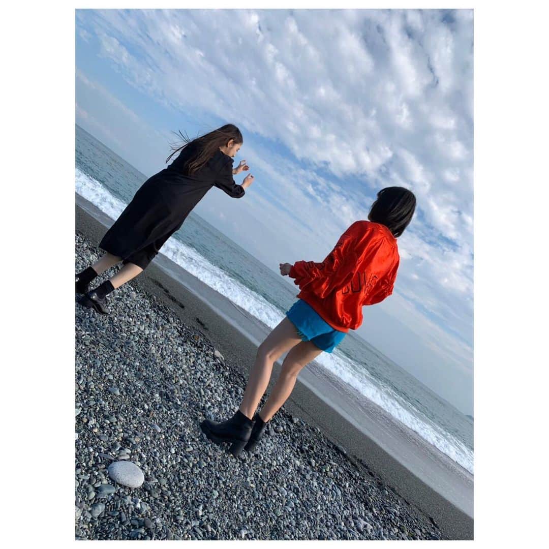 松風理咲さんのインスタグラム写真 - (松風理咲Instagram)「﻿ スチール撮影でのひとコマ。﻿ ﻿ ジャンプしてる写真撮ろー！ってことで挑戦。﻿ ﻿ ジャンプ中の写真がひどかったので、その前後の写真をお届けします💦」3月17日 23時15分 - risaki_matsukaze_official