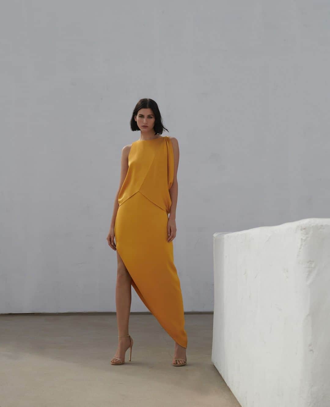 ホルストンのインスタグラム：「Dramatic draping, effortless silhouette - all in our favorite Spring hue.」