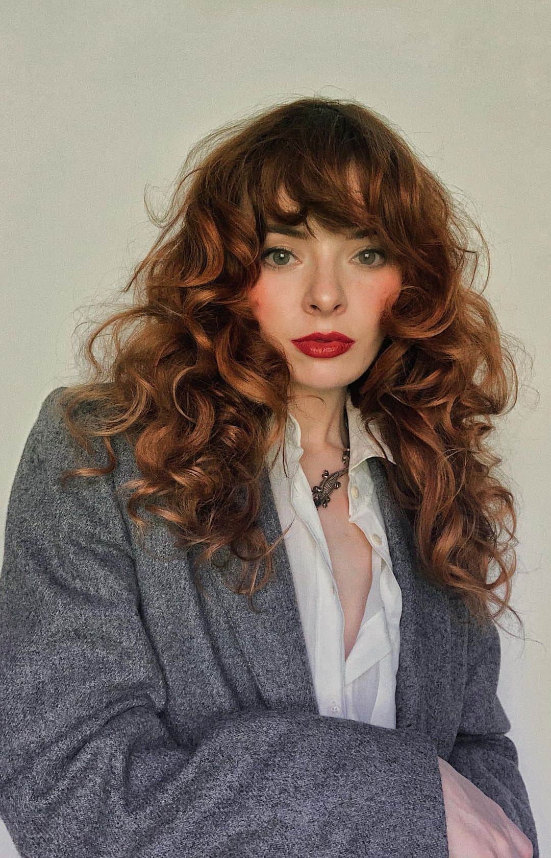 ジェーン・アルドリッジのインスタグラム：「Song: Learning Time by Eric Serra  Products mentioned: Wrap Snap and Go Rollers Nairobi Foam Styling Lotion Motions Foam Wrapping Lotion Kerastase Volume in Powder Backcomb Effect Spray  Bumble and Bumble Dryspun Texturizing Finishing Spray」