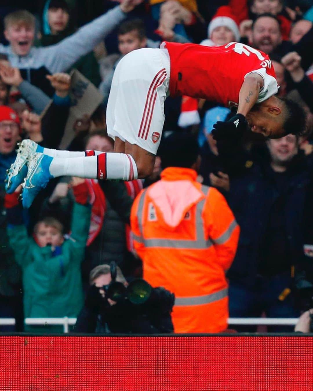 プレミアリーグさんのインスタグラム写真 - (プレミアリーグInstagram)「Flick to make @aubameyang97 flip 🌀」3月17日 23時33分 - premierleague