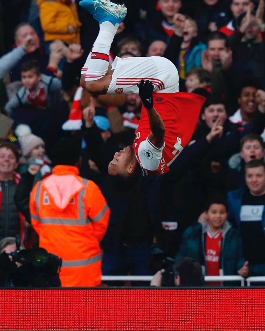 プレミアリーグさんのインスタグラム写真 - (プレミアリーグInstagram)「Flick to make @aubameyang97 flip 🌀」3月17日 23時33分 - premierleague