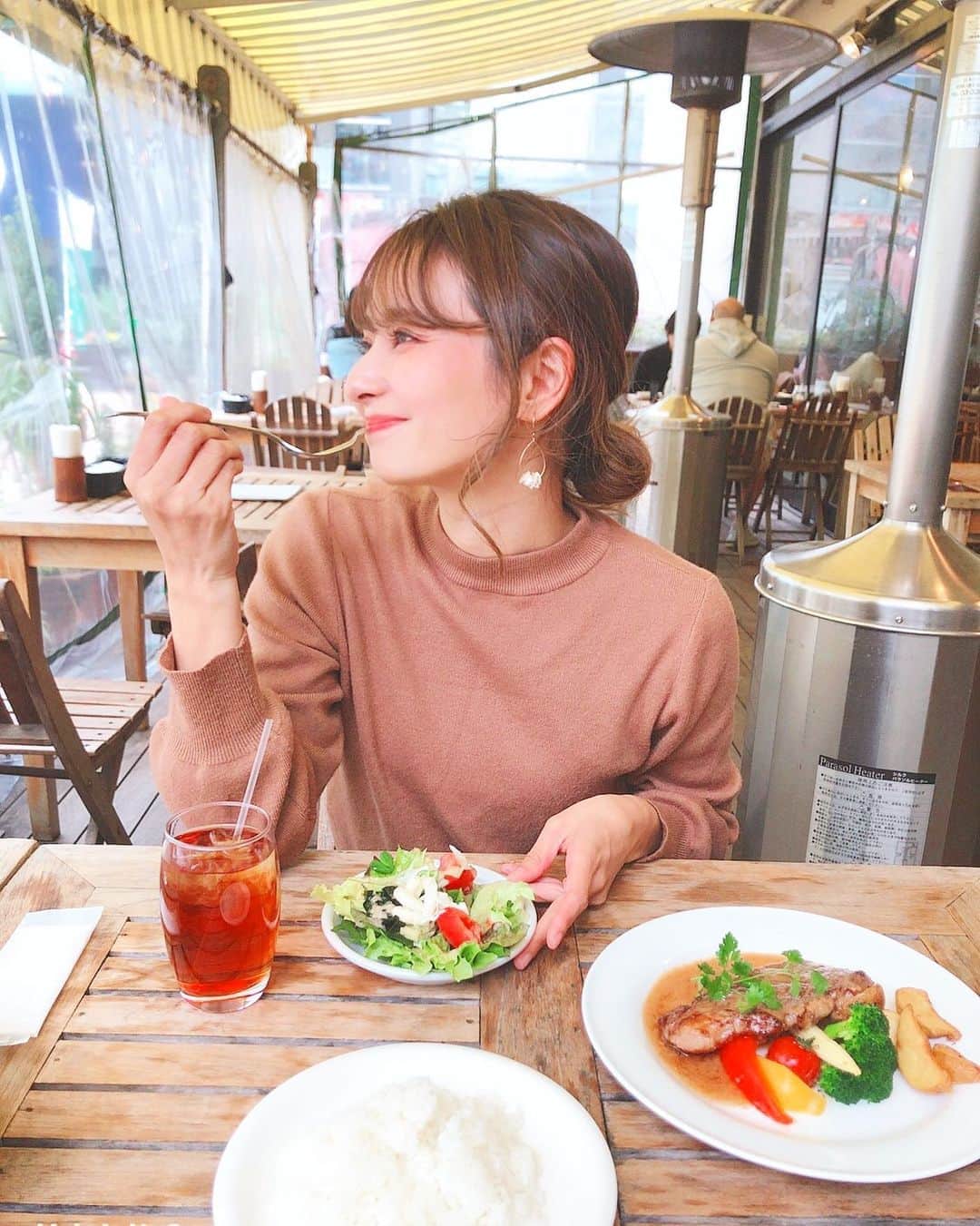 古澤未来のインスタグラム：「お金を稼ぐってほんとに大変！ やりたい仕事我慢して やりたくないことしてる人のが多いと思うし もしやりたい事をできてる毎日で暮らせたらみんなhappyだけど そんな甘い世の中じゃなくて なにかを犠牲にしなくちゃいけなくて その中でも幸せだな！ておもう瞬間をみつけれるかで毎日が少し変わる😎  今日の幸せだなーて思えたことは  1.おいしいご飯をたべれたこと 2.私が仕事まで友達が付き合ってくれたこと 3.お仕事をもらえてること 4.出会いに感謝🙏 5.周りの優しい人たちに恵まれたこと  私に関わる人がみんないい人だらけなことにほんと感謝したい💋  みなさん仲良くしてくれて 優しく接してくれてありがと😚  #yoga #yogini  #happy  #幸せな瞬間をもっと世界に」