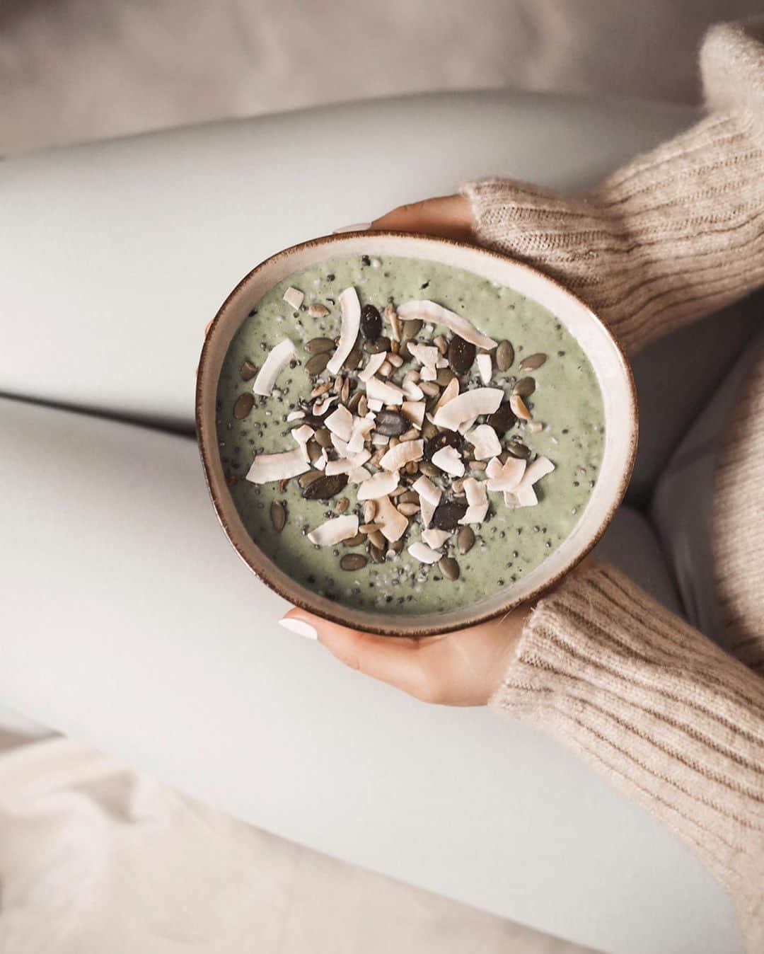 Anna Nyströmのインスタグラム：「𝐆 𝐑 𝐄 𝐄 𝐍  𝐒 𝐌 𝐎 𝐎 𝐓 𝐇 𝐈 𝐄  𝐁 𝐎 𝐖 𝐋 💚⁣ Made this green creamy smoothie bowl for lunch and I think it’s my new favorite! It’s super fresh, sweet & healthy 😍🥭 Here is the recipe:⁣ ⁣ • 1/2 frozen banana⁣ • 1/2 cup of frozen mango⁣ • 1/2 cup of oat milk or almond milk ⁣ • 1/3 cup of water ⁣ • 1 scoop plant based protein ⁣ • 1/2 avocado ⁣ • 2 tsp spirulina ⁣ • 2 tsp honey ⁣ ⁣ 1. Add all the ingredients in to a mixer and mix into a thick and creamy smoothie (add some extra water if it’s too thick). ⁣ 2. Put it in a bowl and top with pumpkin seeds, hemp seeds, sunflower seeds, chia seeds & coconut flakes.⁣ ⁣ Done and ready to eat! ✨⁣」