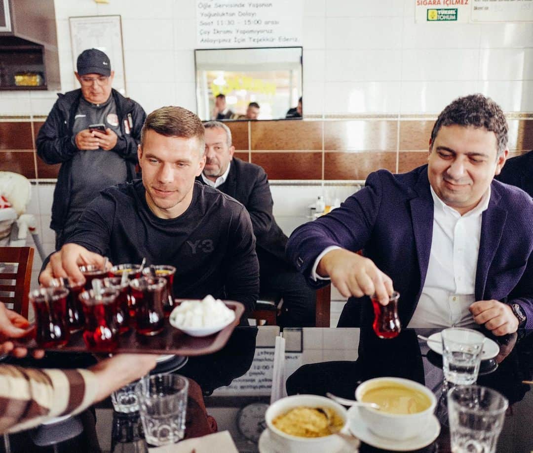 ルーカス・ポドルスキさんのインスタグラム写真 - (ルーカス・ポドルスキInstagram)「Enjoying some çay with the president ☕ 🦂 #baskan #antalya #turkey @alisafakozturk 🤝」3月17日 23時55分 - lukaspodolski