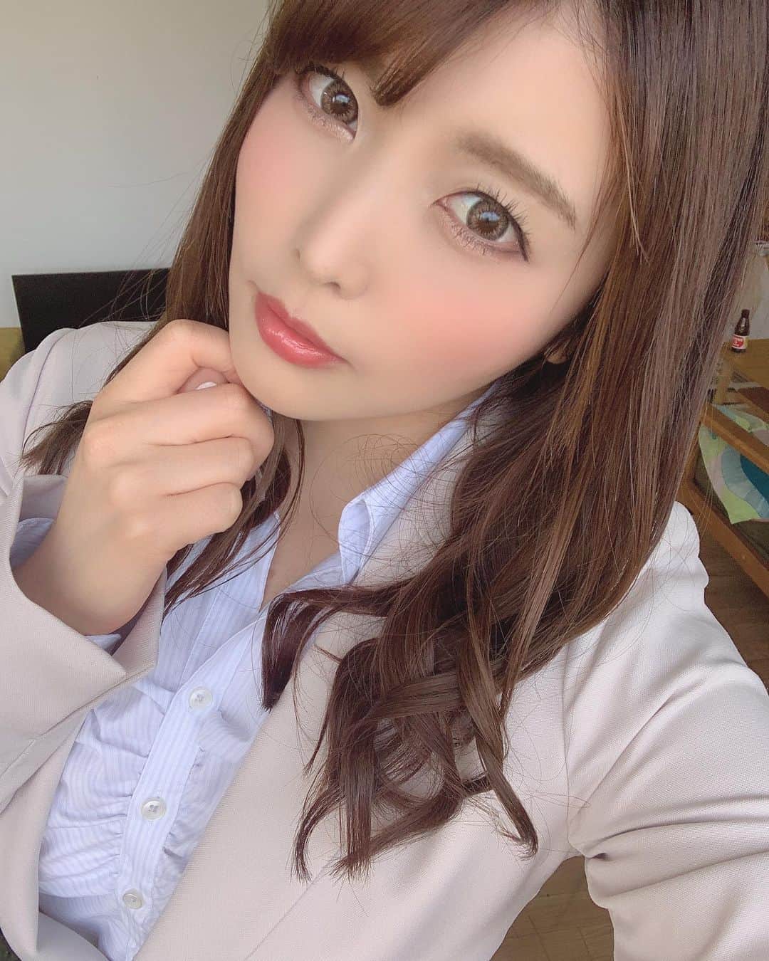 新村あかりのインスタグラム：「押しちゃったけど撮影無事に終わりました🥺✨ VR難しいな〜頑張ろっと！ 発売したら見てほしいぞ〜💕」