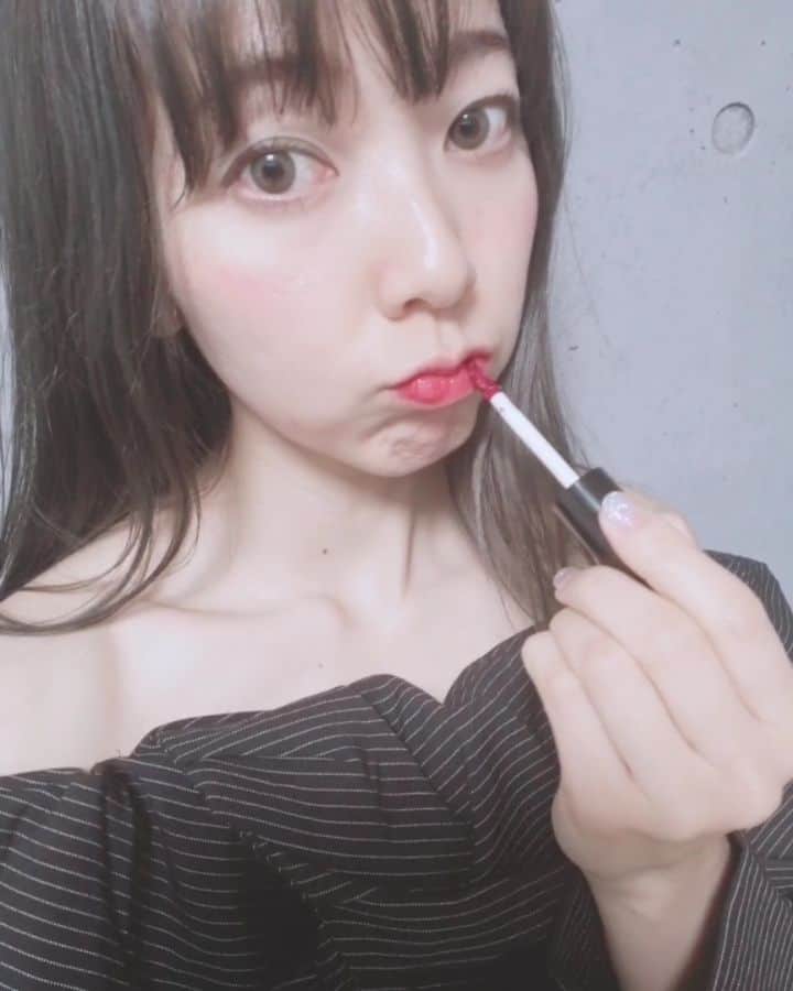 杉山由紀子のインスタグラム：「ティントリップ💄✨ * つけた感じはこちら♪♪ 今日のは" バーシモン "っていうカラー✨* * 今回のティント、 ジェリー状からウォーターベースに 変わるかんじが好き♥♥♥ しかも落ちづらい♪ * * チークにも使えるよ✨ * * #ティント #ティントリップ #リップ #春カラー #new #長持ち #落ちにくいリップ #お気に入り ▶️25%offクーポンほしい方はDMしてね♪」