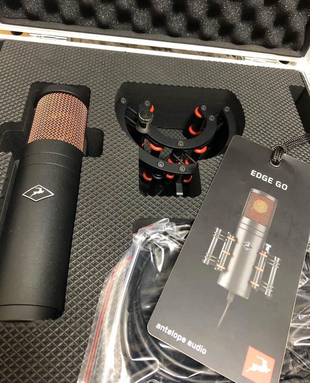 SHINPEIのインスタグラム：「とんでもないマイクが登場したので、ついにGET。﻿ ﻿ Antelope Audio EDGE GO﻿ ﻿ 見た目はコンデンサマイクだけど、、、﻿ ﻿ USBケーブル一本だけPCと繋げば、オーディオインターフェースにもなる。﻿ ﻿ 最強のマイクシミュレーターが付いてるから、マイクプリアンプも要らない。﻿ ﻿ PC上のソフトでマイクプリ、コンプ、EQ、リバーブを好きに組み合わせて﻿ ﻿ ミキサーでバランスを調節して、ドライの音もDAWに送れる。﻿ ﻿ すごい時代がやってきた。﻿ ﻿ #AntelopeAudio﻿ #EDGEGO」