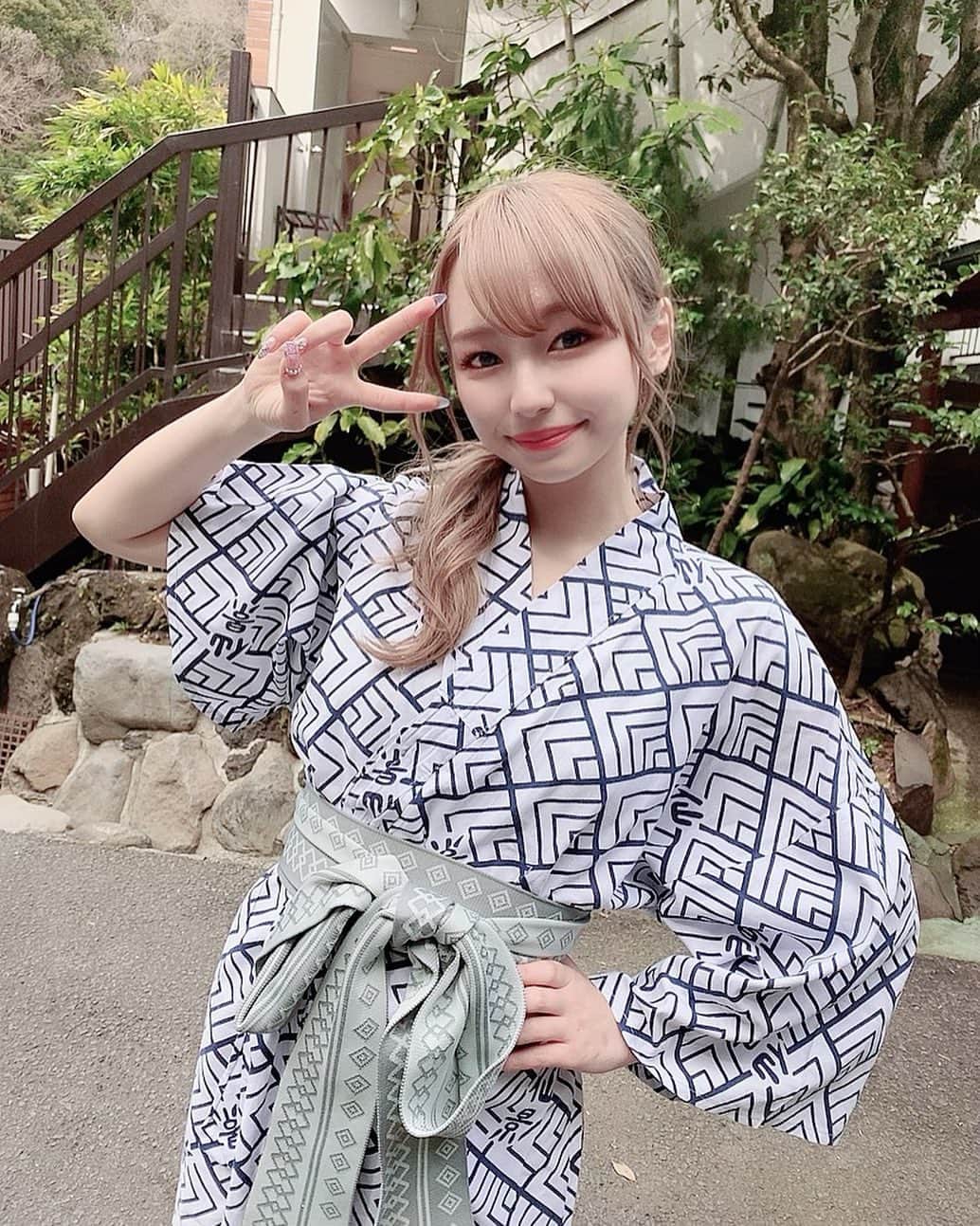 鈴木ユリアのインスタグラム：「. 撮影で箱根にきております。 朝から撮影して温泉も入って 明日も朝イチから撮影頑張ろう😈 . おやすみなさいzzz」