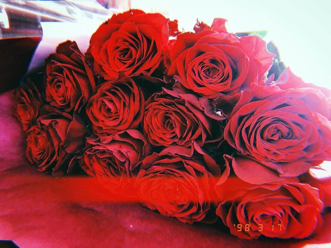 七菜香さんのインスタグラム写真 - (七菜香Instagram)「I got 11 red roses🌹from my love. Thank you for always making me happy and love. ・ Now, a hard time all over the world. but I want you to spend every day without forgetting love and smile. ・ ・ ・ ・ ・ ・ #prayfortheworld #peace #ihope #flowers #rose #redrose #11roses #frommylove #husband #suprise #thankyou #instamood #instagood #早く平和な日々に戻りますように #平和が1番 #健康が1番 #旦那さんから #花束 #11本の薔薇 #花言葉が素敵 #🙏🏻🌹」3月18日 0時20分 - nanaka0118