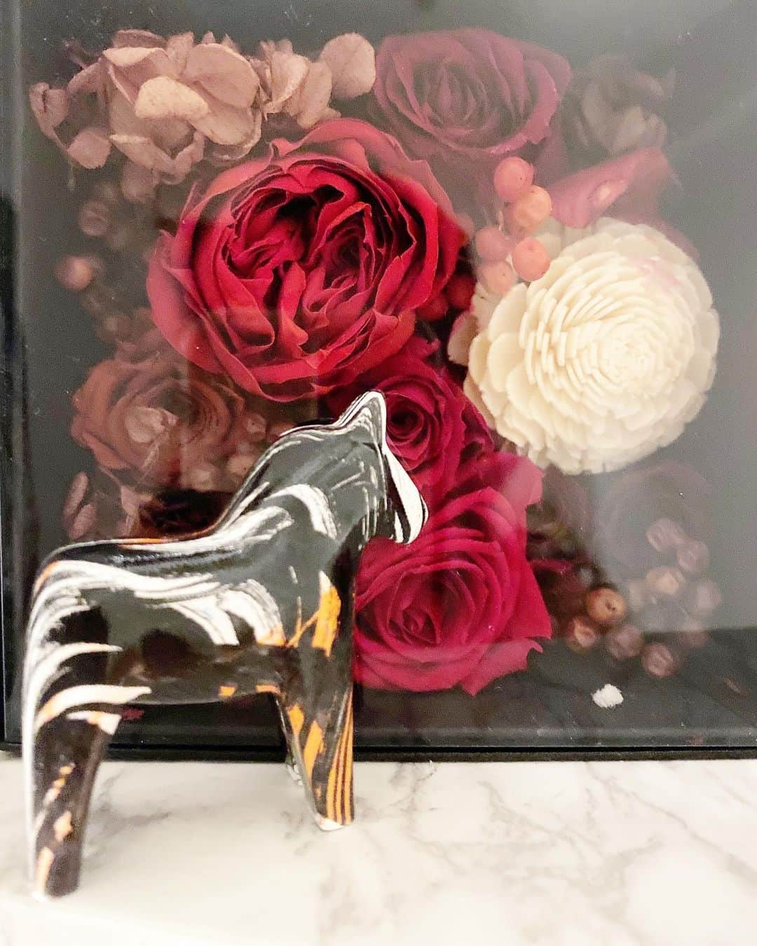 のインスタグラム：「🌹🌹🌹 . #シマウマ #薔薇 #赤い薔薇 #バラ #rose #かわいい #しまうま #zebra #ゼブラ #🦓 #ありがとうございます #誕生日にいただいたんだ #🌹 #次の投稿の伏線 #伏線 #ブリザードフラワー  #wakanastyle」