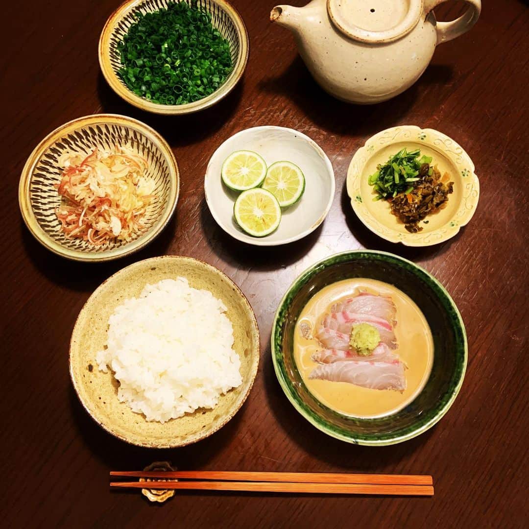 志摩有子さんのインスタグラム写真 - (志摩有子Instagram)「炊きたてご飯で鯛茶漬け。薬味もたっぷり。最後は出し汁をかけて。たまらん。 #鯛茶漬け #食べたかったもの」3月18日 0時40分 - ariko418