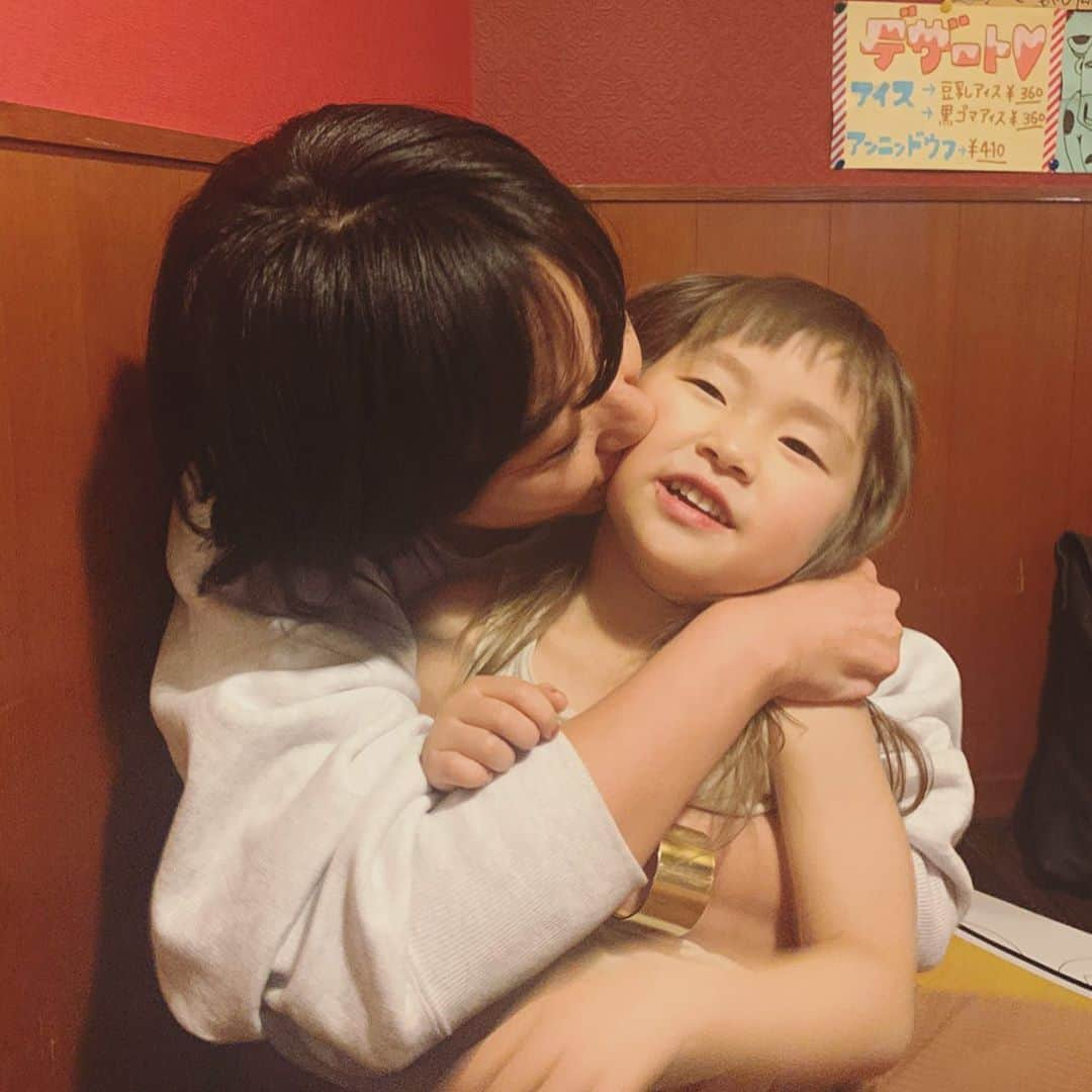 坂本美雨さんのインスタグラム写真 - (坂本美雨Instagram)「マキちゃん @makikakimoto に吸われるなまこ。 この夜はスンドゥブ屋さんで暑い暑いと肌着になって ガキ大将のようなかっこだった。  が、しっかり写真家ボーイズには甘えていた。 @murakenphoto & @kosukemae . いつかの #今日のなまこちゃん  #4歳7ヶ月」3月18日 0時43分 - miu_sakamoto