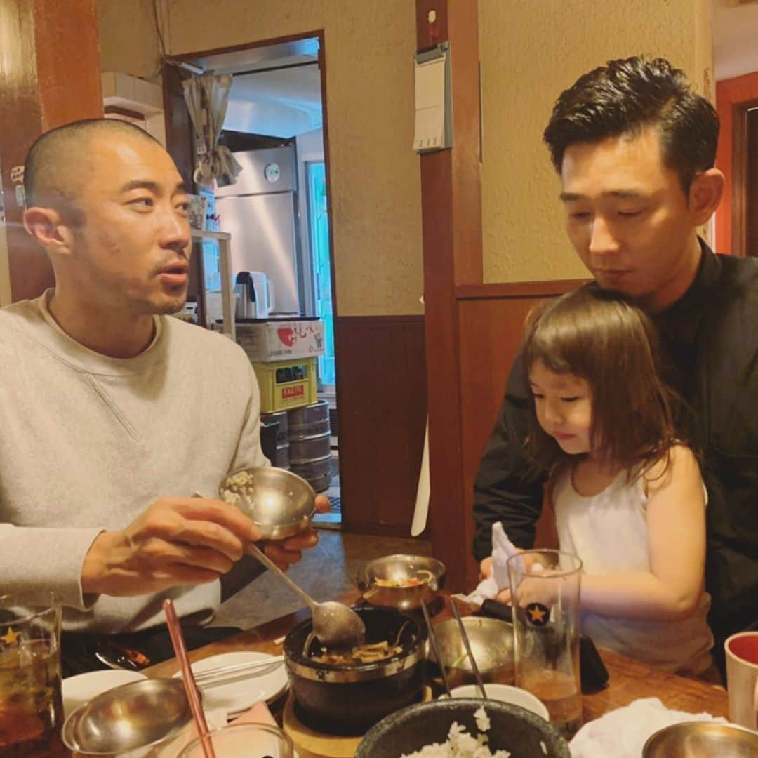 坂本美雨さんのインスタグラム写真 - (坂本美雨Instagram)「マキちゃん @makikakimoto に吸われるなまこ。 この夜はスンドゥブ屋さんで暑い暑いと肌着になって ガキ大将のようなかっこだった。  が、しっかり写真家ボーイズには甘えていた。 @murakenphoto & @kosukemae . いつかの #今日のなまこちゃん  #4歳7ヶ月」3月18日 0時43分 - miu_sakamoto