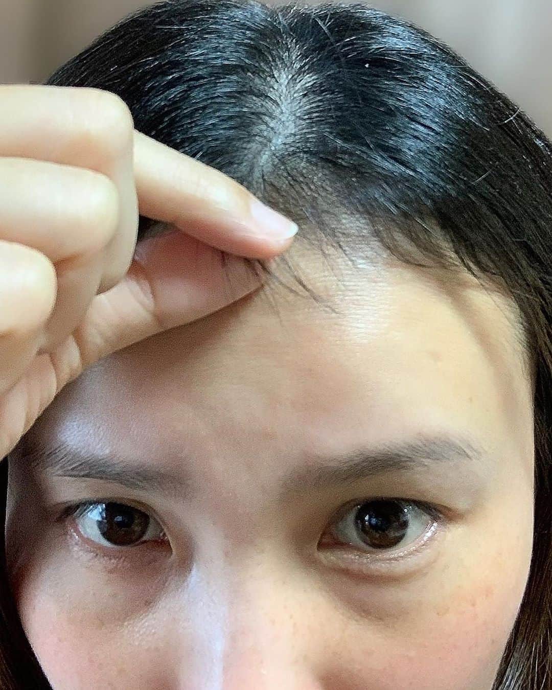 前田阿希子さんのインスタグラム写真 - (前田阿希子Instagram)「あぁ…そうか。  ママたちはなぜ、頭にターバン？を巻いていたのか。 なぜ前髪を作った友人が増えたのか。  産後経験者の方々にお伺いします。 このチョビ毛、どうまぶすのが正解なのでしょう…  #お風呂上がりに見つけた恐怖 #大人ぽく見られたくて前髪なしにしましたのに #センター分けさらっとロングめざしてましたのに #知らぬ間の抜け毛の成れの果て #前髪ツンドラ砂漠 #前髪稲刈り後 #産後の髪型迷走中 #とはいえなかなか美容院いけなくて #どなたか正解を教えてください #ままのて  #たまひよ  #ベビスタグラム#べびふる」3月18日 0時53分 - akiko_1206