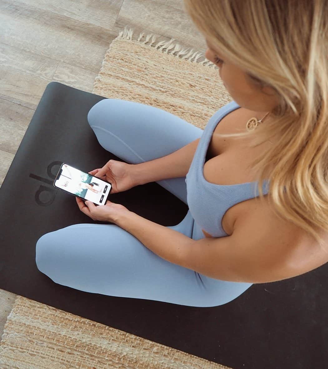 ナタリー・ジェーン・ローザーさんのインスタグラム写真 - (ナタリー・ジェーン・ローザーInstagram)「I’ve been spending my mornings with my @aloyoga family on their amazing @alomoves app! The hardest thing about the social distancing for me, is not being able to hit the gym and the Pilates studio. But I have been LOVING the #AloMoves app. I’ve been working through two or three quicker workouts each morning! Quick stretch sessions and the ab workouts have been amazing for me and require no equipment! Plus... 14 day free trial so perfect for your two week quarantine 💁🏼‍♀️💙 #aloambassador #workout #socialdistancing」3月18日 1時03分 - natalie_roser