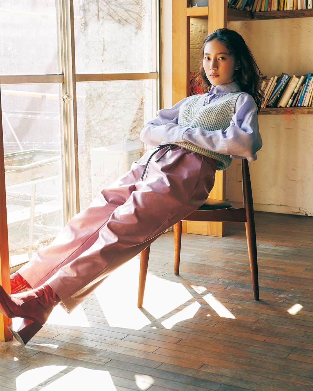 NYLON JAPANさんのインスタグラム写真 - (NYLON JAPANInstagram)「圧倒的な存在感でスクリーンに突如と現れた弱冠20歳の女優・久保田紗友（ @kubotasayu ）。今回、 #レザーパンツ ／ #オールドスクールバケットハット ／ #カーディガン の３つの春のトレンドアイテムをまとって繰り広げるファッションシューティングをお届け。いつもよりほんの少しノーブルに着飾って、グッドガールになりきろう。  april issue Mass Appeal  model @kubotasayu  pants @cityshop.tokyo  vest @cosstores  shirt @ghospell boots @zadigetvoltaire  #nylonjapan #nylonjp #nylon #fashion #beauty #culture #Aprilissue #caelumjp」3月18日 12時00分 - nylonjapan