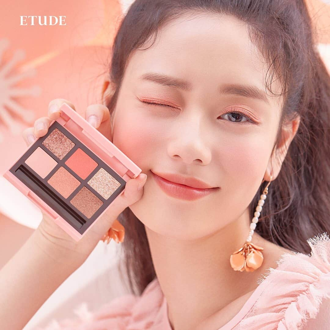 エチュードハウスさんのインスタグラム写真 - (エチュードハウスInstagram)「春の陽気のようにやわらかなMakeup Look🌸🌸 -﻿ まぶたにフレッシュなコーラルトーンを重ねてソフトな艶めきをプラス🌟✨﻿ -﻿ じゅわっと色づく桜色のほっぺで華やかに仕上げよう😘🍃﻿ -﻿ 使用アイテムはこちら👉﻿ 『ハート プレイカラーアイズ』コーラルブロッサム 2,100円（税抜） ﻿ 『ハート ベターリップトーク ベルベット』BE120 1,300円（税抜） ﻿ 『ハート ラッシュパーム ボリュームフィックスマスカラ』ブロッサムブラウン 1,650円（税抜） ﻿ 『ハート ブロッサムチーク』OR201 900円 （税抜）﻿ -﻿ #エチュード #エチュードハウス #etude #etudejapan #etudehouse #ハートブロッサムコレクション #HeartBlossomCollection #春 #新作コスメ #春コスメ #桜 #Blossom #春の彩り #コスメ好き #メイク好き #Cosmetics #Makeup #春コレクション #SSCollection #出会い #別れ #キラキラ #桜色 #桜メイク #BlossomMakeup #コスメ #コーラルメイク #Coralmakeup #cherryblossom #🌸」3月18日 11時59分 - etudejapan