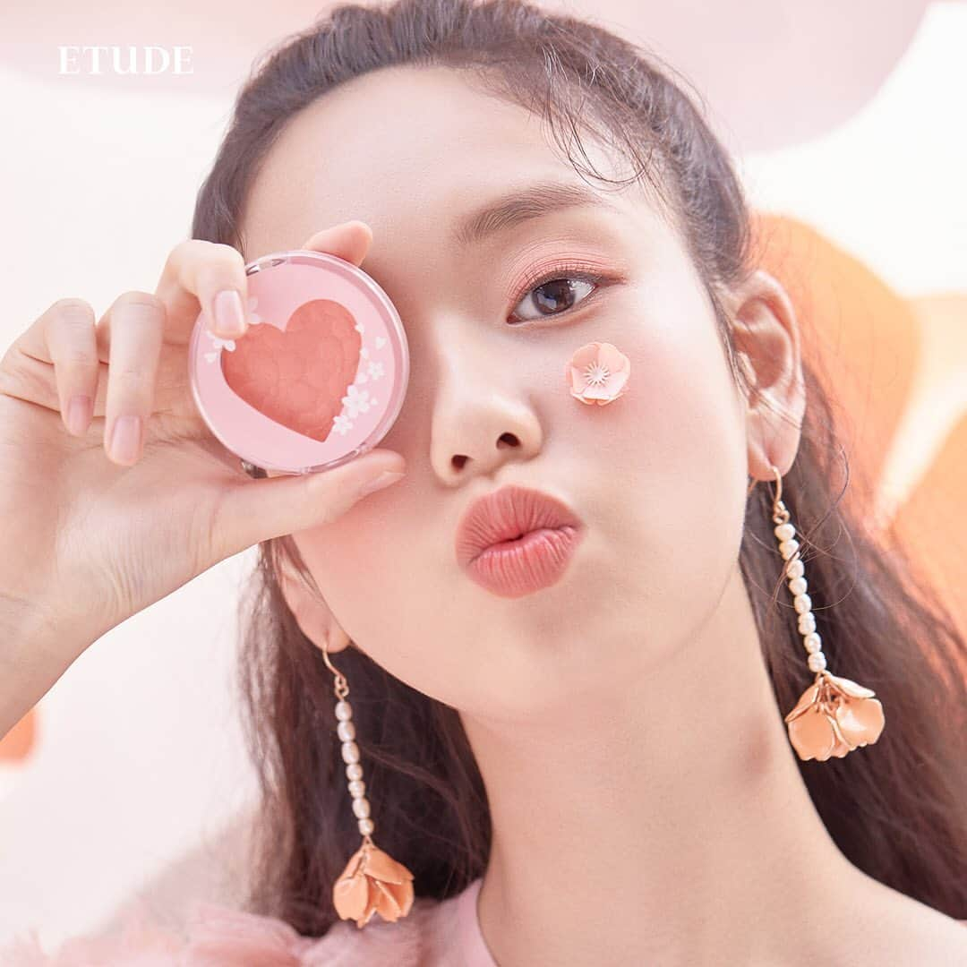 エチュードハウスさんのインスタグラム写真 - (エチュードハウスInstagram)「春の陽気のようにやわらかなMakeup Look🌸🌸 -﻿ まぶたにフレッシュなコーラルトーンを重ねてソフトな艶めきをプラス🌟✨﻿ -﻿ じゅわっと色づく桜色のほっぺで華やかに仕上げよう😘🍃﻿ -﻿ 使用アイテムはこちら👉﻿ 『ハート プレイカラーアイズ』コーラルブロッサム 2,100円（税抜） ﻿ 『ハート ベターリップトーク ベルベット』BE120 1,300円（税抜） ﻿ 『ハート ラッシュパーム ボリュームフィックスマスカラ』ブロッサムブラウン 1,650円（税抜） ﻿ 『ハート ブロッサムチーク』OR201 900円 （税抜）﻿ -﻿ #エチュード #エチュードハウス #etude #etudejapan #etudehouse #ハートブロッサムコレクション #HeartBlossomCollection #春 #新作コスメ #春コスメ #桜 #Blossom #春の彩り #コスメ好き #メイク好き #Cosmetics #Makeup #春コレクション #SSCollection #出会い #別れ #キラキラ #桜色 #桜メイク #BlossomMakeup #コスメ #コーラルメイク #Coralmakeup #cherryblossom #🌸」3月18日 11時59分 - etudejapan