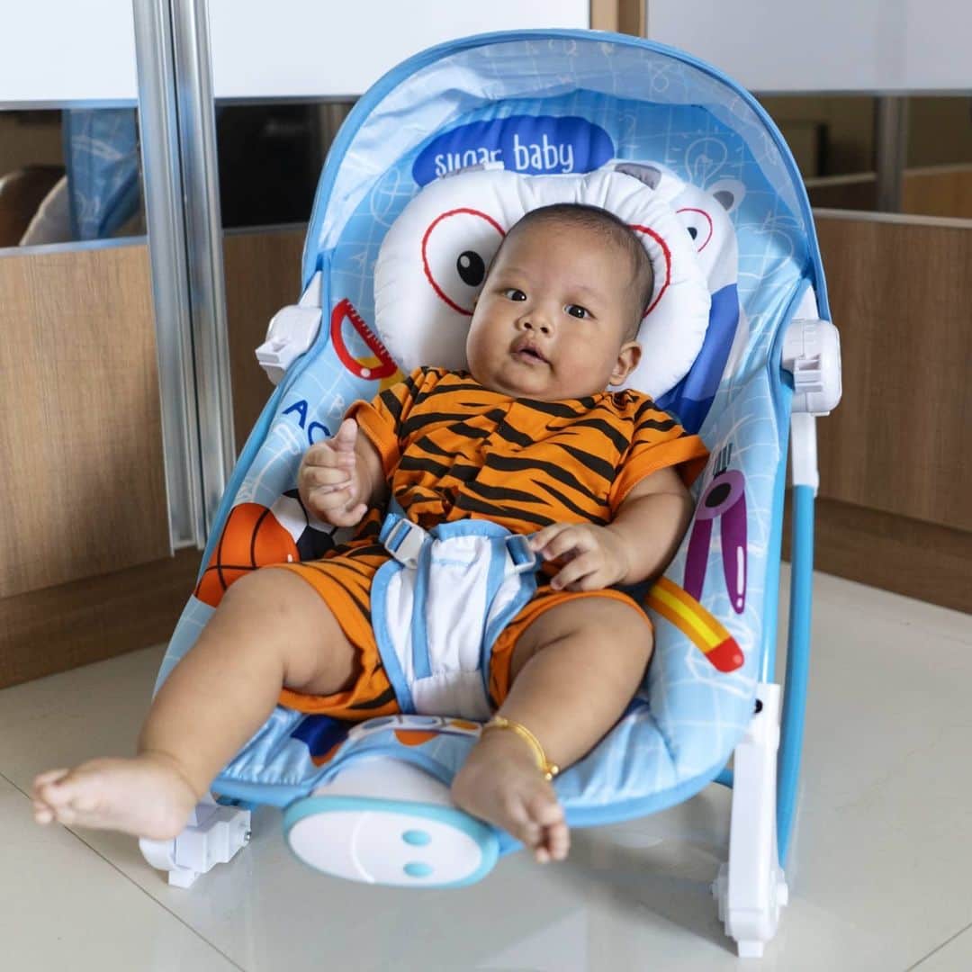 デビー・スサントのインスタグラム：「18.03.20 Hari ini mikhael uda 5 bulan 😍 Cepet banget rasanya waktu berjalan 😇 Sekarang mikhael uda tambah pinter dan uda mulai ngak bisa diem bolak balik sana sini 🤭 jadi kalo lagi ngak bisa diem dan mama mau beres2 rocker 10 in 1 dari @sugarbaby.co.id  adalah penyelamat mama saat ini.. ya mikha suka bgt duduk di rocker 10 in 1 sambil main sendiri 😍 such a good boy 😘 sehat terus ya nak dan semoga  virus corona ini cepat berlalu 🙏 🙏 • • #mikhaelkayanadaya  #sugarbabyindonesia  #ilovesugarbaby  #rocker10in1sugarbaby」