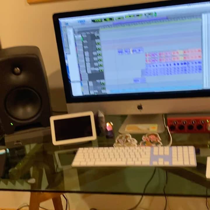 イーライ・リエブのインスタグラム：「Nothing like a total world meltdown to make you realize the things that really matter in life 🔈🎶 (parents with kids near by, there’s a swear word in this song! 😆)」