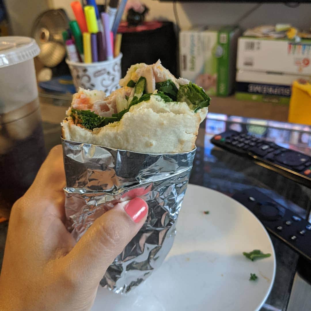 のインスタグラム：「今日にランチ。今日作ったトルティアでターキーラップ食べた。ほうれん草たっぷり😁👍」