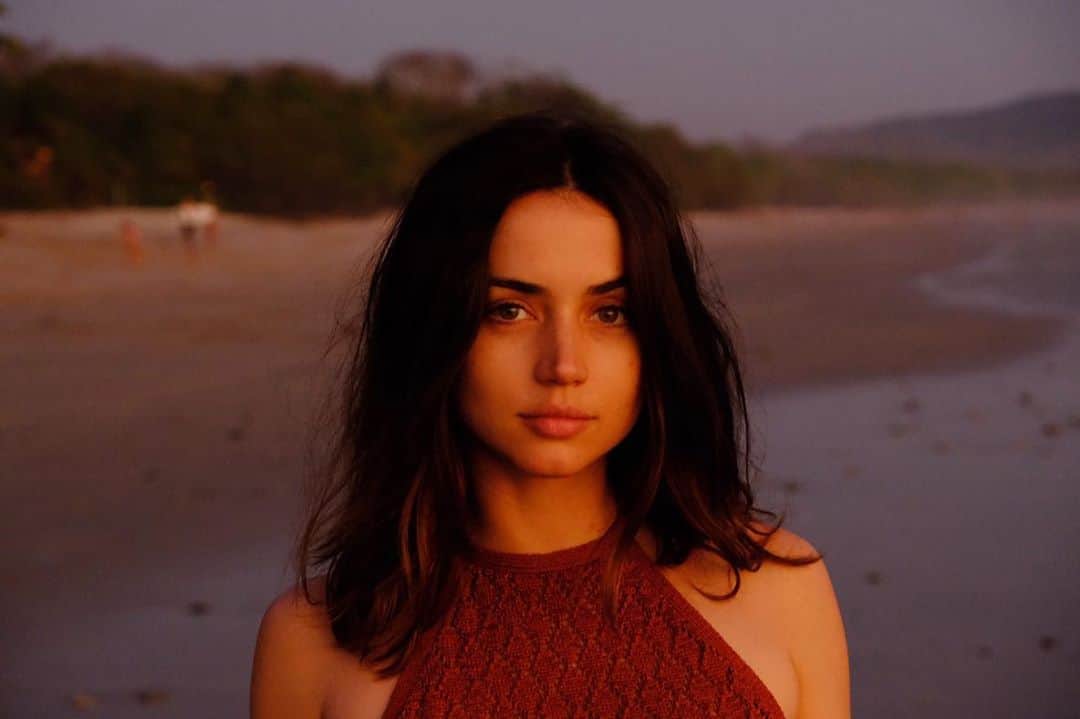 アナ・デ・アルマスのインスタグラム：「✨🧡」
