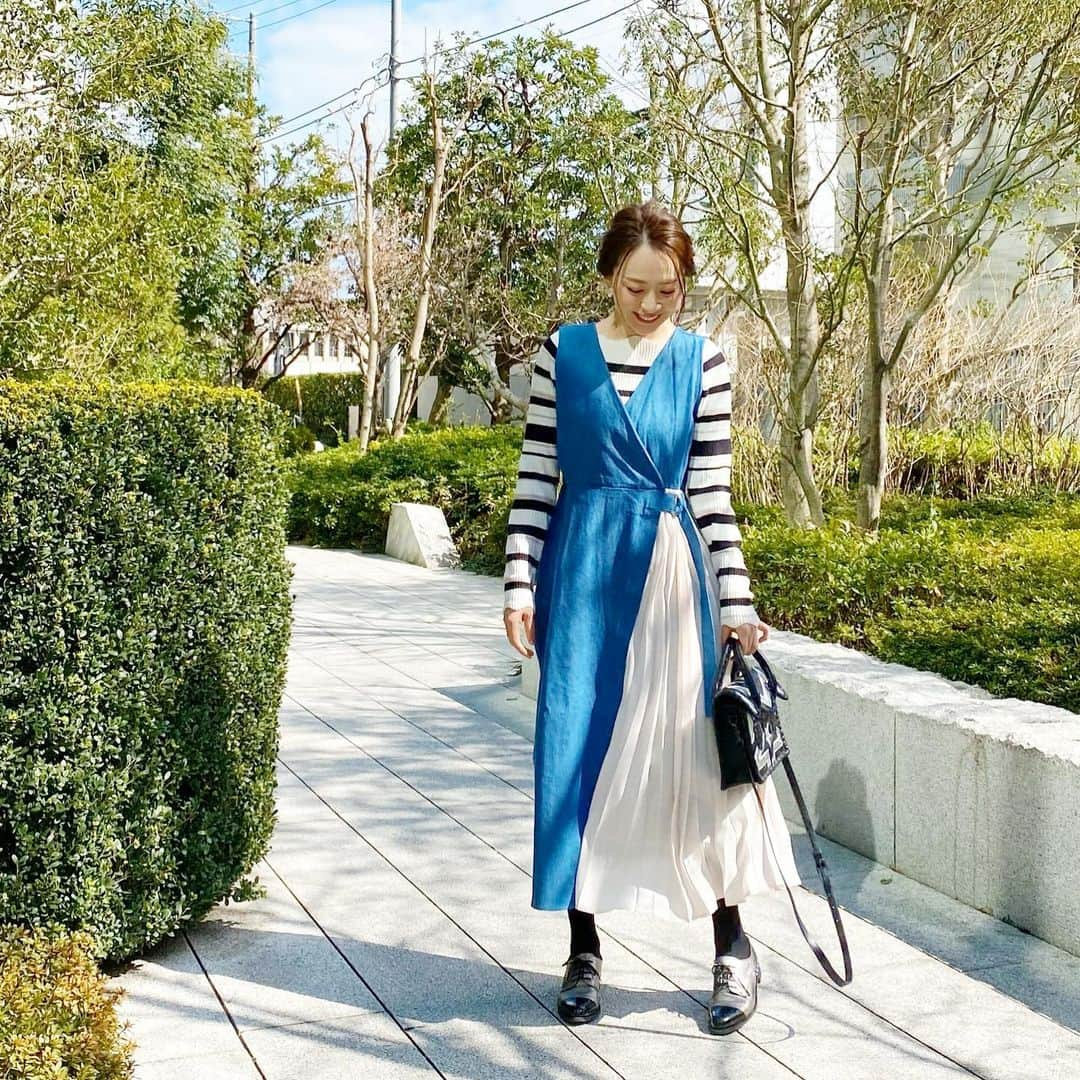 磯部奈央さんのインスタグラム写真 - (磯部奈央Instagram)「Coordinate♡ . @cotorica.official のプリーツ切替えデニムワンピ💙 デニムから、ゆらゆらとシフォンのプリーツが見えるデザインが女性らしくて好き❤️ . . . #dress ... #cotorica  #tops ...どこのだか忘れてしまいました💦 #bag …#gracecontinental  #shoes …#jeffreycampbell . . . ZOZOの2,000円クーポン対象商品なので、今日はお得に購入できる日でした😍ワンピの商品URLは、ストーリーにUPしましたー♡ #coordinate #ootd #instafashion #outfit #コーデ #シンプルコーデ #ファッション #コーディネート #平均身長コーデ #カジュアル #ワンピース #ママコーデ #産後3ヶ月」3月18日 10時51分 - nao_isobe729