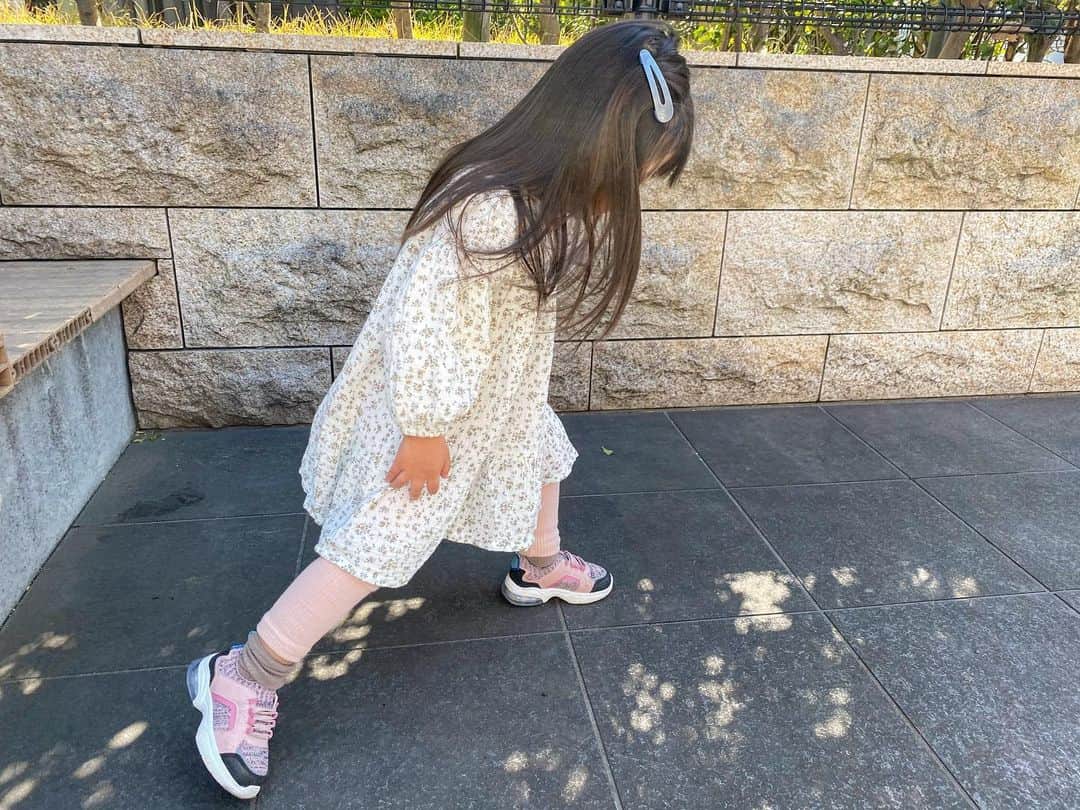 近藤千尋のインスタグラム：「今日の朝は余裕があったので 髪の毛をちゃんとブローしてみました😍笑 ストレートヘアの娘は見慣れないなぁ☺️❤️ @ajuga.shop  の新作ワンピ着て いってらっしゃい🏫👋🏻 (もう少し在庫あります❤️) #2歳児コーデ #ワンピースが好きらしい #くるくると呼ぶ #ポージングのクセが強い」