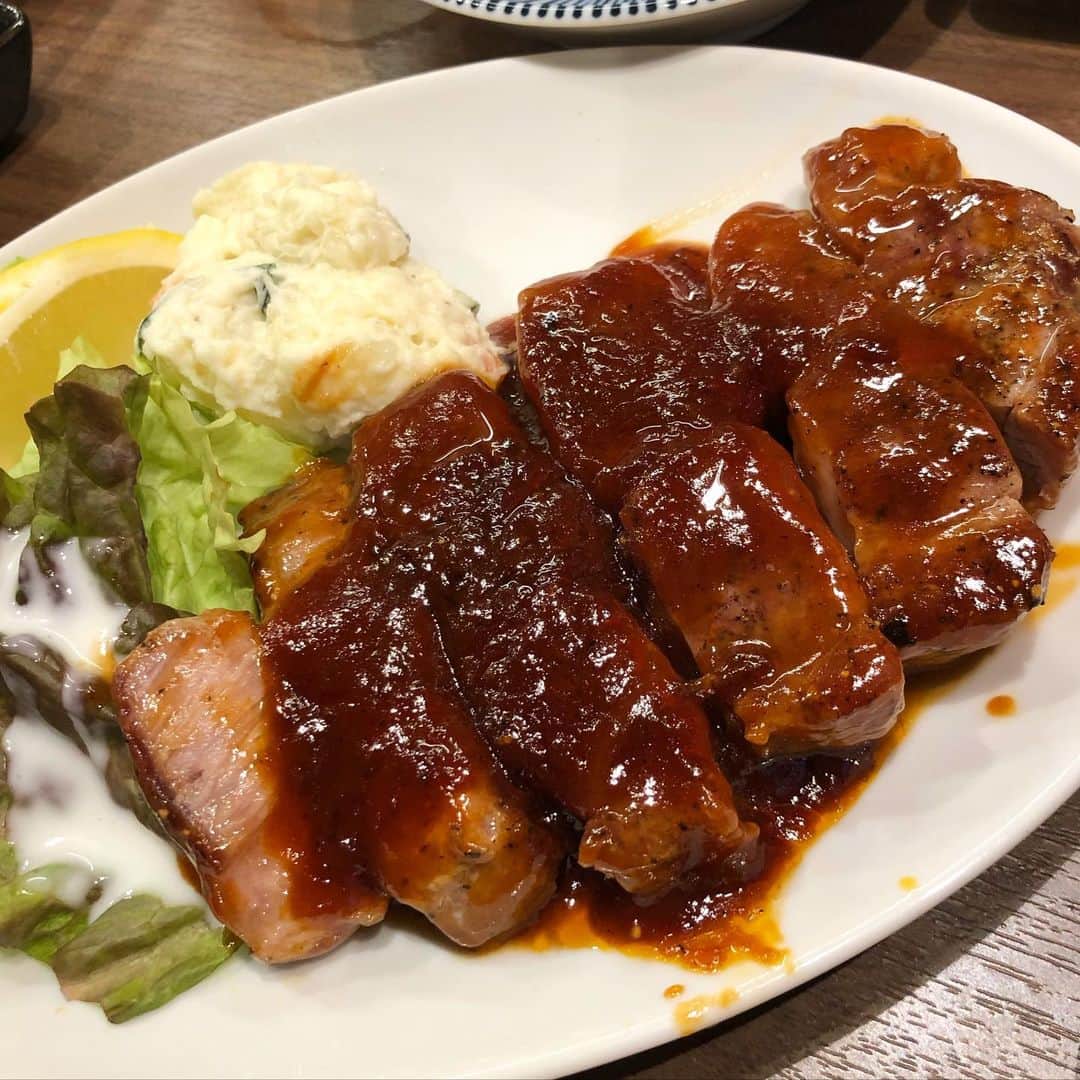 アンジェラ佐藤さんのインスタグラム写真 - (アンジェラ佐藤Instagram)「やまりの新店｢もつ煮処やまり｣ 店主の料理愛が溢れ過ぎてはみ出しとりまんがな(笑)  #もつ煮処やまり #やまりの新店 #札幌駅近くのお店 #もつ煮の豚足のとろとろ具合が神ってます。 #箸入れた時点で骨からお肉がほろりと解ける #白醤油ベースのお出汁でさっぱりまろやか #デカ盛り は #吊しベーコン1本丸々使用 #やまり特製タレで炒めた炒飯に #とろとろ卵にとろりとデミグラスソース #ヒンナヒンナ #ちなみに今日のコーデは #エスニックファッション #アジアン雑貨ゴア のTシャツ #限定SALEで1000円で買ったのだよ #エスニックファッション好きな人と繋がりたい」3月18日 11時15分 - angela_satou