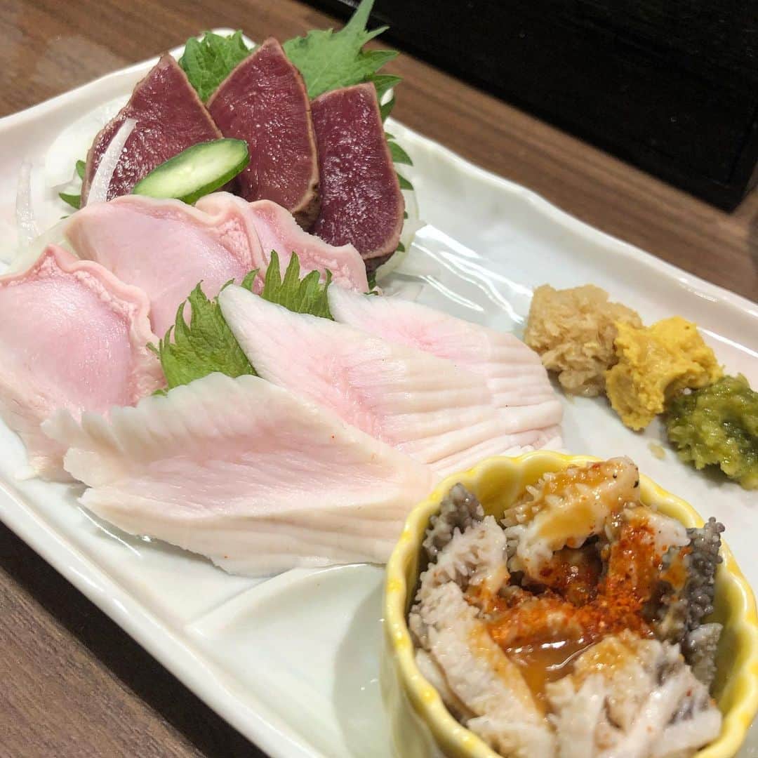 アンジェラ佐藤さんのインスタグラム写真 - (アンジェラ佐藤Instagram)「やまりの新店｢もつ煮処やまり｣ 店主の料理愛が溢れ過ぎてはみ出しとりまんがな(笑)  #もつ煮処やまり #やまりの新店 #札幌駅近くのお店 #もつ煮の豚足のとろとろ具合が神ってます。 #箸入れた時点で骨からお肉がほろりと解ける #白醤油ベースのお出汁でさっぱりまろやか #デカ盛り は #吊しベーコン1本丸々使用 #やまり特製タレで炒めた炒飯に #とろとろ卵にとろりとデミグラスソース #ヒンナヒンナ #ちなみに今日のコーデは #エスニックファッション #アジアン雑貨ゴア のTシャツ #限定SALEで1000円で買ったのだよ #エスニックファッション好きな人と繋がりたい」3月18日 11時15分 - angela_satou