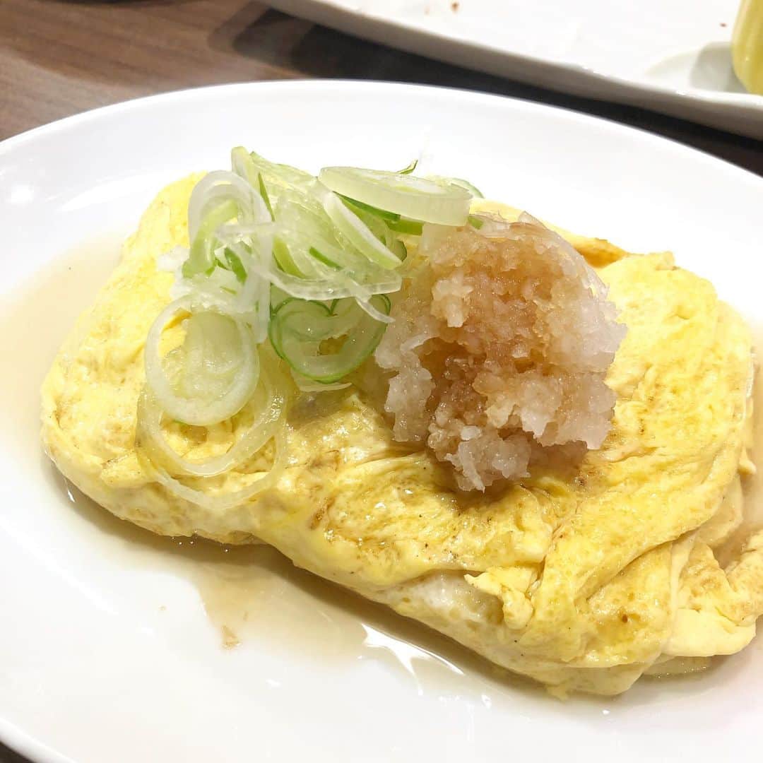 アンジェラ佐藤さんのインスタグラム写真 - (アンジェラ佐藤Instagram)「やまりの新店｢もつ煮処やまり｣ 店主の料理愛が溢れ過ぎてはみ出しとりまんがな(笑)  #もつ煮処やまり #やまりの新店 #札幌駅近くのお店 #もつ煮の豚足のとろとろ具合が神ってます。 #箸入れた時点で骨からお肉がほろりと解ける #白醤油ベースのお出汁でさっぱりまろやか #デカ盛り は #吊しベーコン1本丸々使用 #やまり特製タレで炒めた炒飯に #とろとろ卵にとろりとデミグラスソース #ヒンナヒンナ #ちなみに今日のコーデは #エスニックファッション #アジアン雑貨ゴア のTシャツ #限定SALEで1000円で買ったのだよ #エスニックファッション好きな人と繋がりたい」3月18日 11時15分 - angela_satou