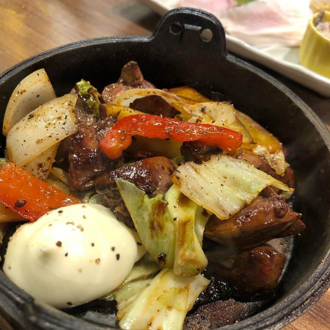 アンジェラ佐藤さんのインスタグラム写真 - (アンジェラ佐藤Instagram)「やまりの新店｢もつ煮処やまり｣ 店主の料理愛が溢れ過ぎてはみ出しとりまんがな(笑)  #もつ煮処やまり #やまりの新店 #札幌駅近くのお店 #もつ煮の豚足のとろとろ具合が神ってます。 #箸入れた時点で骨からお肉がほろりと解ける #白醤油ベースのお出汁でさっぱりまろやか #デカ盛り は #吊しベーコン1本丸々使用 #やまり特製タレで炒めた炒飯に #とろとろ卵にとろりとデミグラスソース #ヒンナヒンナ #ちなみに今日のコーデは #エスニックファッション #アジアン雑貨ゴア のTシャツ #限定SALEで1000円で買ったのだよ #エスニックファッション好きな人と繋がりたい」3月18日 11時15分 - angela_satou