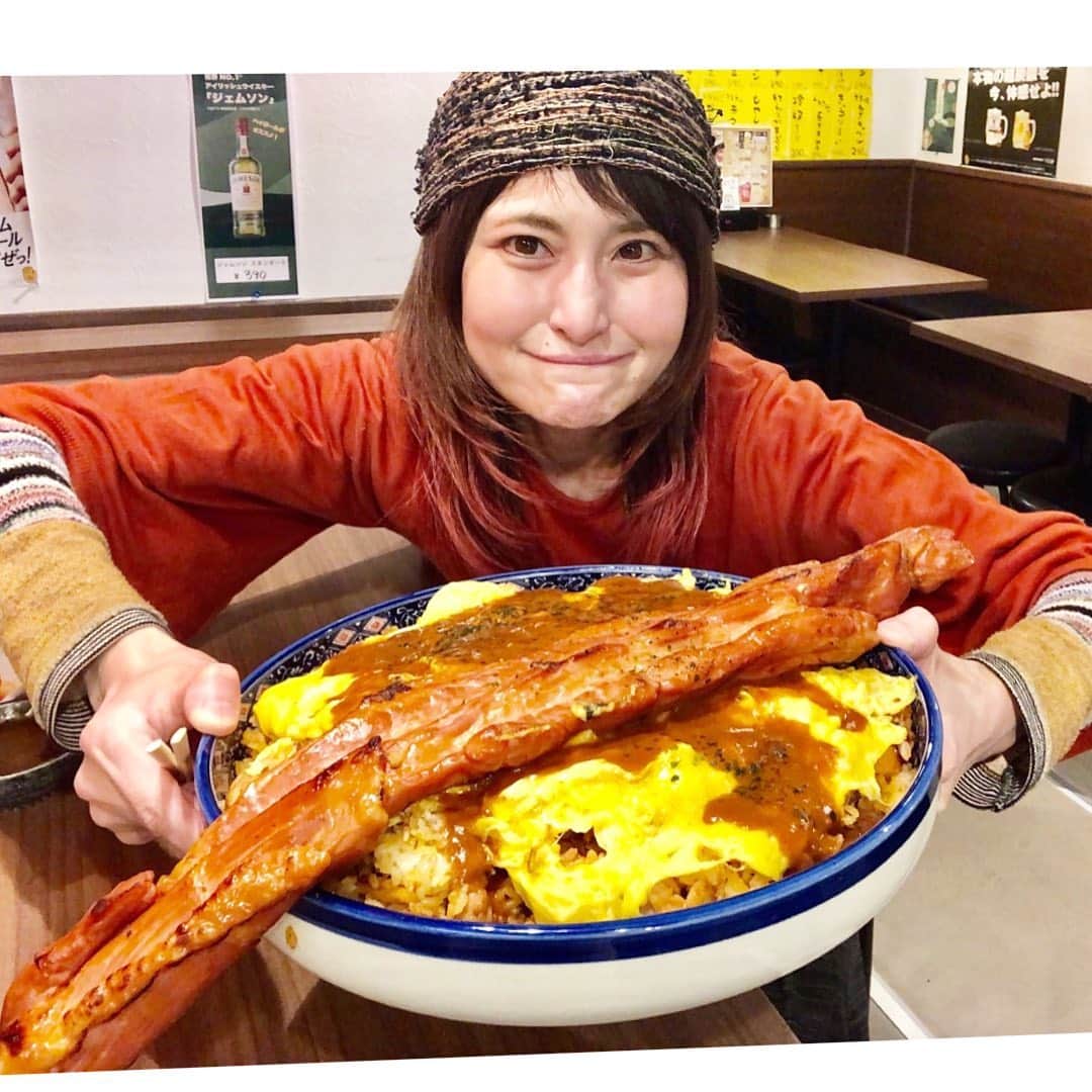 アンジェラ佐藤さんのインスタグラム写真 - (アンジェラ佐藤Instagram)「やまりの新店｢もつ煮処やまり｣ 店主の料理愛が溢れ過ぎてはみ出しとりまんがな(笑)  #もつ煮処やまり #やまりの新店 #札幌駅近くのお店 #もつ煮の豚足のとろとろ具合が神ってます。 #箸入れた時点で骨からお肉がほろりと解ける #白醤油ベースのお出汁でさっぱりまろやか #デカ盛り は #吊しベーコン1本丸々使用 #やまり特製タレで炒めた炒飯に #とろとろ卵にとろりとデミグラスソース #ヒンナヒンナ #ちなみに今日のコーデは #エスニックファッション #アジアン雑貨ゴア のTシャツ #限定SALEで1000円で買ったのだよ #エスニックファッション好きな人と繋がりたい」3月18日 11時15分 - angela_satou