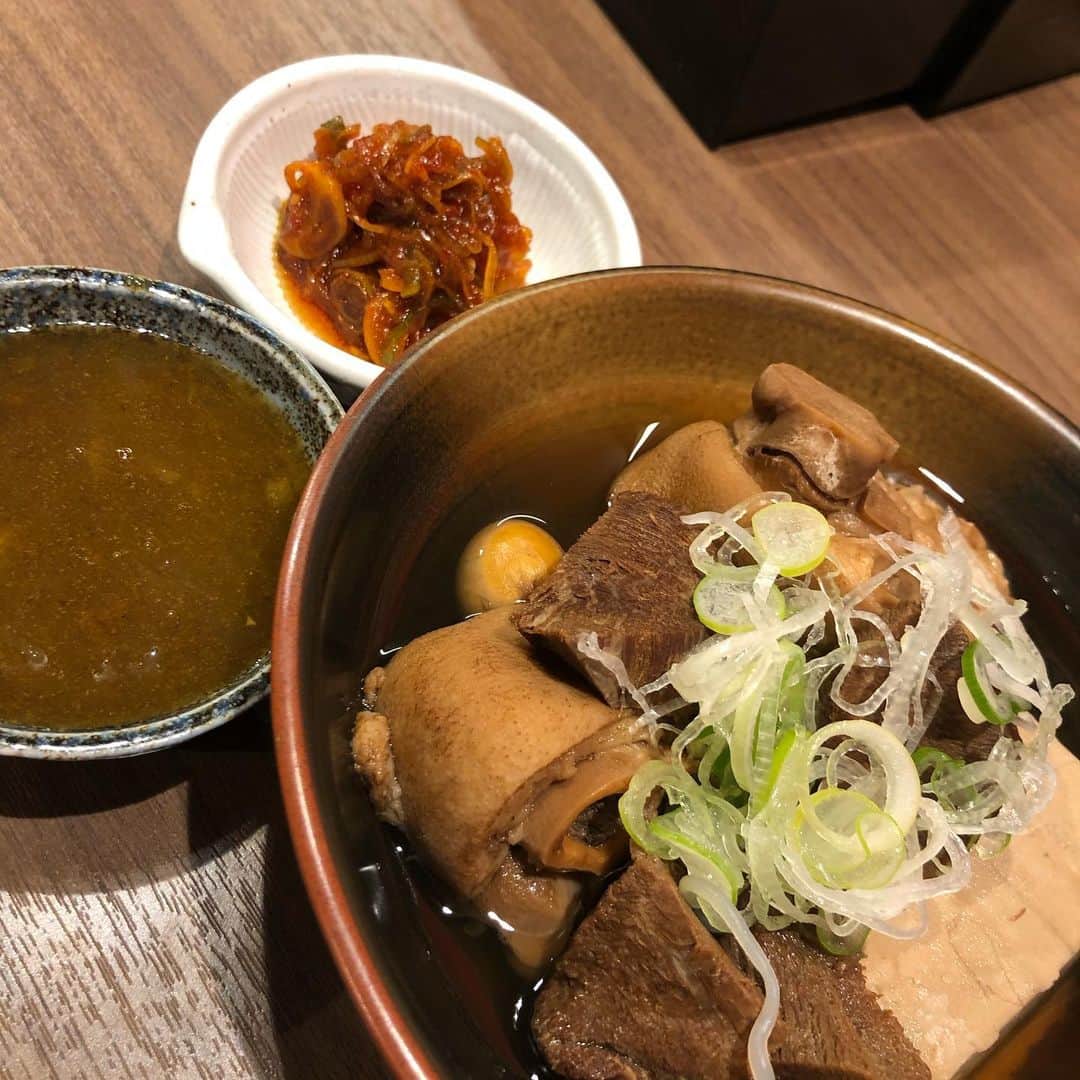 アンジェラ佐藤さんのインスタグラム写真 - (アンジェラ佐藤Instagram)「やまりの新店｢もつ煮処やまり｣ 店主の料理愛が溢れ過ぎてはみ出しとりまんがな(笑)  #もつ煮処やまり #やまりの新店 #札幌駅近くのお店 #もつ煮の豚足のとろとろ具合が神ってます。 #箸入れた時点で骨からお肉がほろりと解ける #白醤油ベースのお出汁でさっぱりまろやか #デカ盛り は #吊しベーコン1本丸々使用 #やまり特製タレで炒めた炒飯に #とろとろ卵にとろりとデミグラスソース #ヒンナヒンナ #ちなみに今日のコーデは #エスニックファッション #アジアン雑貨ゴア のTシャツ #限定SALEで1000円で買ったのだよ #エスニックファッション好きな人と繋がりたい」3月18日 11時15分 - angela_satou