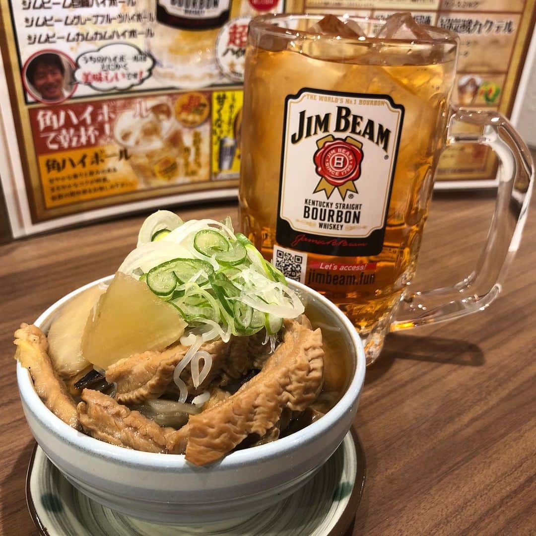 アンジェラ佐藤さんのインスタグラム写真 - (アンジェラ佐藤Instagram)「やまりの新店｢もつ煮処やまり｣ 店主の料理愛が溢れ過ぎてはみ出しとりまんがな(笑)  #もつ煮処やまり #やまりの新店 #札幌駅近くのお店 #もつ煮の豚足のとろとろ具合が神ってます。 #箸入れた時点で骨からお肉がほろりと解ける #白醤油ベースのお出汁でさっぱりまろやか #デカ盛り は #吊しベーコン1本丸々使用 #やまり特製タレで炒めた炒飯に #とろとろ卵にとろりとデミグラスソース #ヒンナヒンナ #ちなみに今日のコーデは #エスニックファッション #アジアン雑貨ゴア のTシャツ #限定SALEで1000円で買ったのだよ #エスニックファッション好きな人と繋がりたい」3月18日 11時15分 - angela_satou