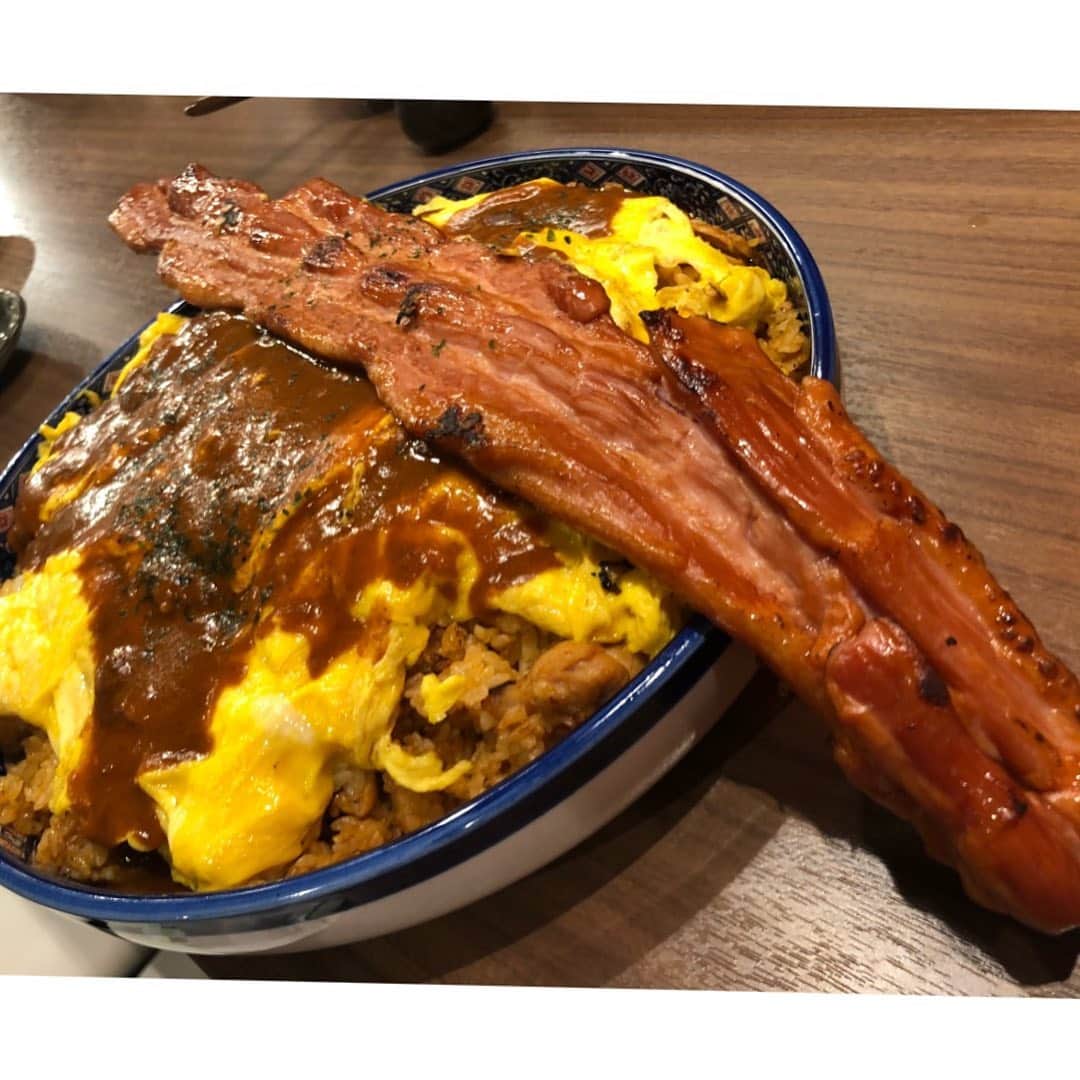 アンジェラ佐藤さんのインスタグラム写真 - (アンジェラ佐藤Instagram)「やまりの新店｢もつ煮処やまり｣ 店主の料理愛が溢れ過ぎてはみ出しとりまんがな(笑)  #もつ煮処やまり #やまりの新店 #札幌駅近くのお店 #もつ煮の豚足のとろとろ具合が神ってます。 #箸入れた時点で骨からお肉がほろりと解ける #白醤油ベースのお出汁でさっぱりまろやか #デカ盛り は #吊しベーコン1本丸々使用 #やまり特製タレで炒めた炒飯に #とろとろ卵にとろりとデミグラスソース #ヒンナヒンナ #ちなみに今日のコーデは #エスニックファッション #アジアン雑貨ゴア のTシャツ #限定SALEで1000円で買ったのだよ #エスニックファッション好きな人と繋がりたい」3月18日 11時15分 - angela_satou