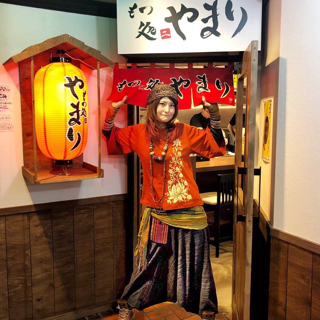 アンジェラ佐藤さんのインスタグラム写真 - (アンジェラ佐藤Instagram)「やまりの新店｢もつ煮処やまり｣ 店主の料理愛が溢れ過ぎてはみ出しとりまんがな(笑)  #もつ煮処やまり #やまりの新店 #札幌駅近くのお店 #もつ煮の豚足のとろとろ具合が神ってます。 #箸入れた時点で骨からお肉がほろりと解ける #白醤油ベースのお出汁でさっぱりまろやか #デカ盛り は #吊しベーコン1本丸々使用 #やまり特製タレで炒めた炒飯に #とろとろ卵にとろりとデミグラスソース #ヒンナヒンナ #ちなみに今日のコーデは #エスニックファッション #アジアン雑貨ゴア のTシャツ #限定SALEで1000円で買ったのだよ #エスニックファッション好きな人と繋がりたい」3月18日 11時15分 - angela_satou