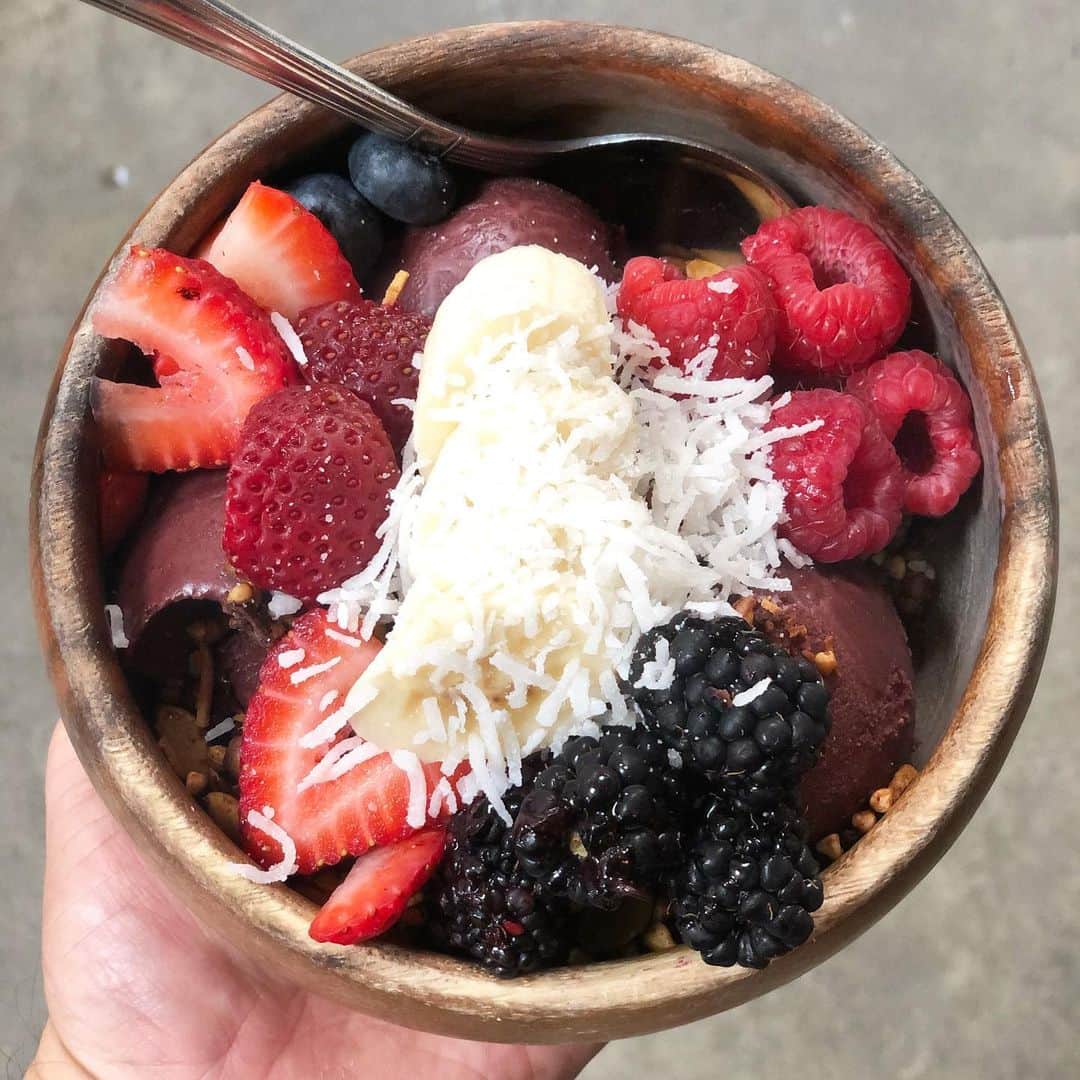 のインスタグラム：「アサイーは、元々ブラジルのアマゾンでしか食べられてない食べ物でしたが、冷凍技術の発達で、アマゾンからリオデジャネイロや、サンパウロに輸送が可能となりました🌴  そこで、柔術で有名なグレイシー一族が、練習の後に体力回復の為に食べていたのが、アサイーボウルだったのです🥣💜 2000年にリオを訪れたサンバゾンの創業者が、アサイーに出逢い、アメリカにもたらせたのがキッカケで、ハワイは勿論、日本でも、今や世界共通の定番の食べ物となりました！  アサイーがアスリートにも支持を受けているのは、美味しいだけでなく、アサイーに含まれるたくさんの栄養素がカラダの体力回復にも役立つからですね👍🏻 . . #sambazon #thebutchersdaughter #acaibowl #アスリート#柔術　#グレイシー　#サーフィン#ブラジル　#アスリート　#ランニング　#免疫力　#ポリフェノール　#抗酸化　#パワーアップ #AçaíNaTigela #açaí #osss #jujutsu」
