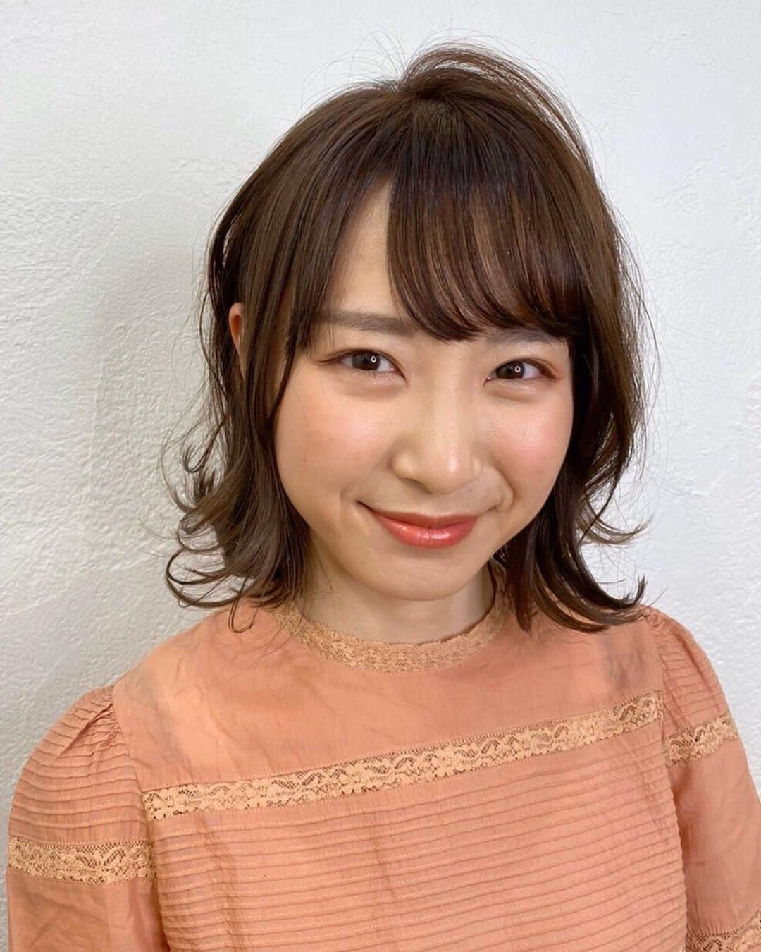 尾林美月のインスタグラム：「. 外ハネ巻き髪と内巻きストレート💇🏻‍♀️」