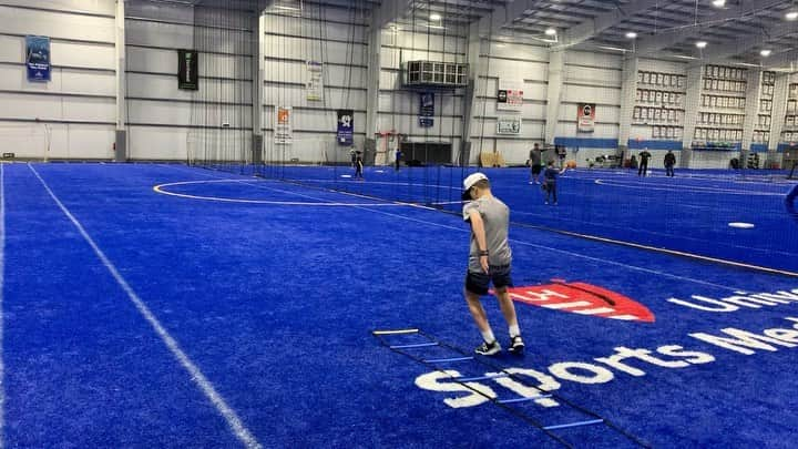 ライアン・ルアのインスタグラム：「This group of 12-13 year olds bought into what we are teaching at @t3.elite.baseball...so we had some fun with our speed work sessions last week!  Speed ladder and fly routes, be an athlete no matter what you’re doing!  Building something special 📈 #bombs #football #airitout #youth #speedwork #speedladder #touchdown #dimes #athletes #performance #winter #workouts #offseason #goandgetit #fly 🏈💨🚀」