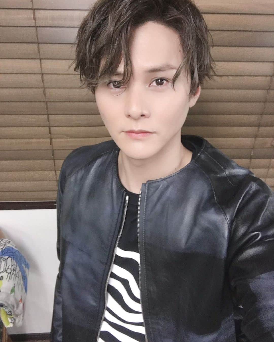 古屋敬多のインスタグラム：「本日NewAlbum「#SINGULARITY」発売日です！！！ みんなでこだわりを詰め込んだ、全部がお気に入りな自信作となりました♪ これまでのLead像を超えているんじゃないかと思います！たくさん聴いてほしい✨ #Lead #先導的特異点」
