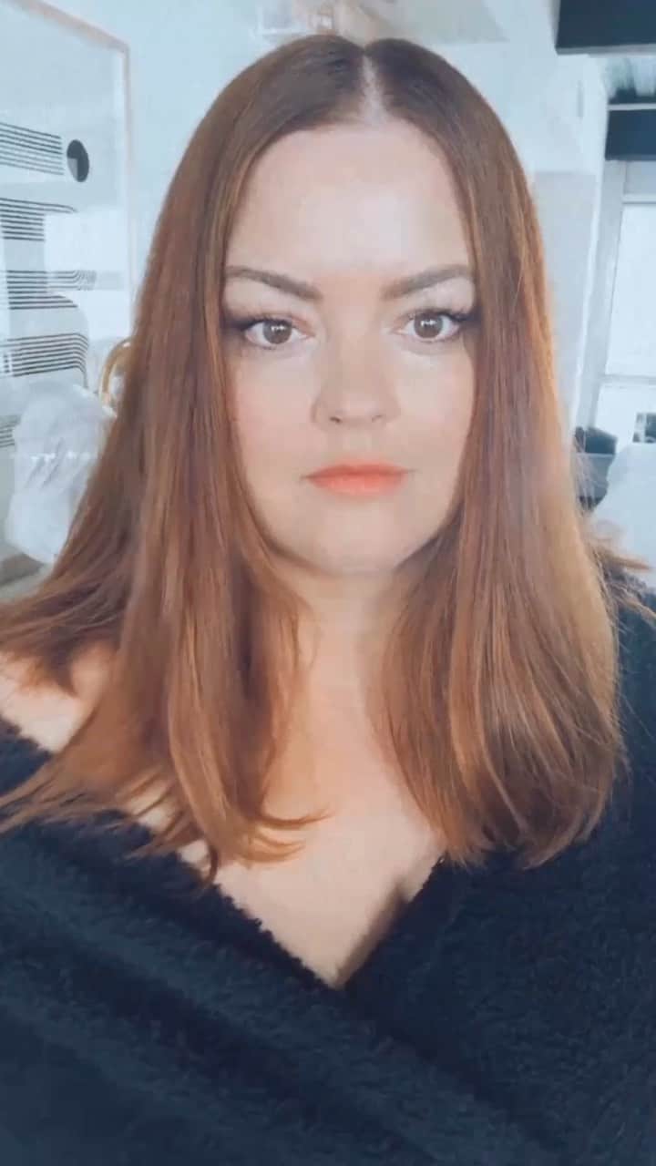 Kristin Essのインスタグラム：「Starting with the basics 👩‍🏫 This is how I quickly add beachy waves to previously styled hair in 10 minutes.  In this video I’m using: •Style Reviving Dry Conditioner •Medium Detangling Brush •1” Ceramic Curling Iron •Fragrance Free Texture Paste  Music: Ice Tea Musician: Not The King」