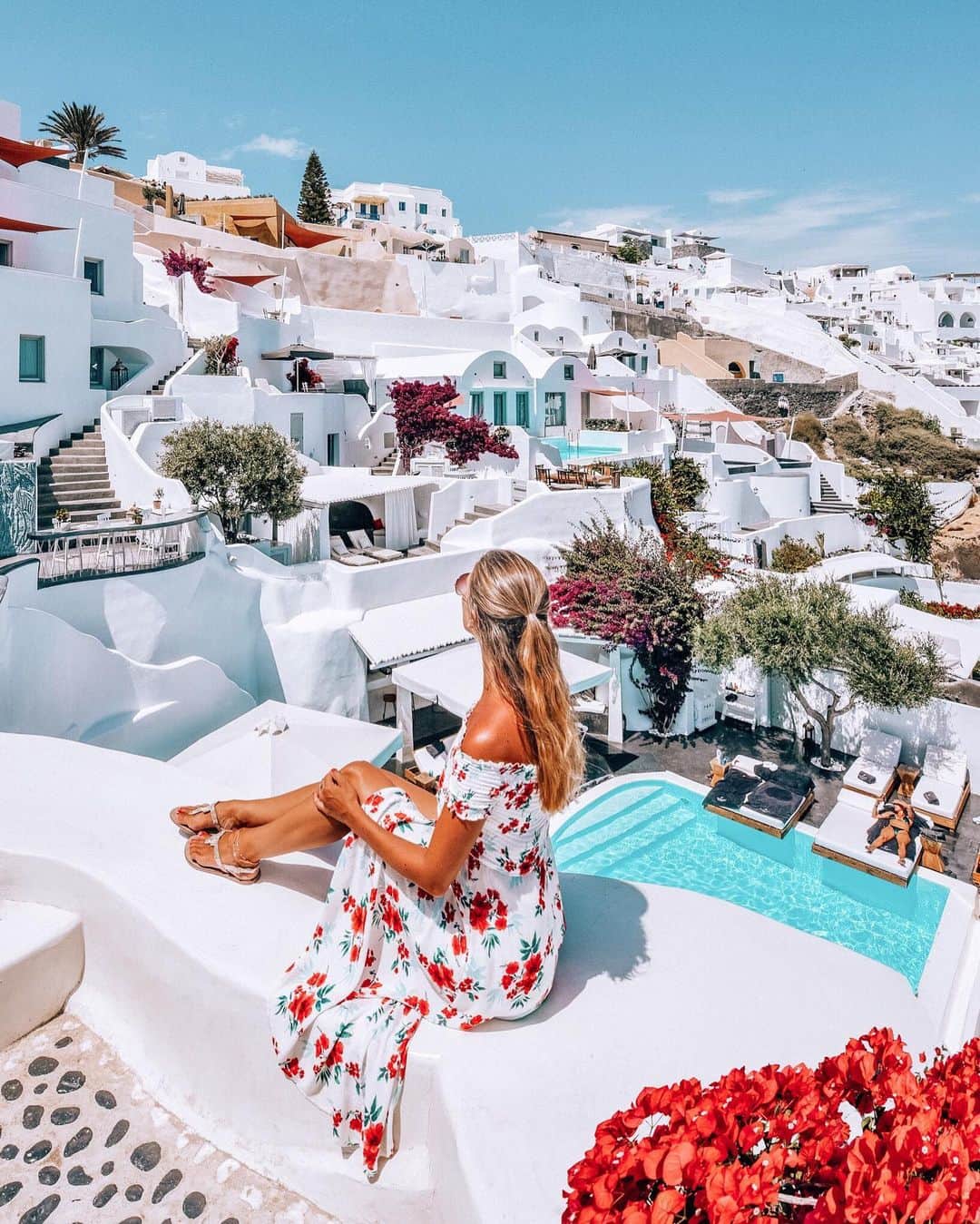 Izkizのインスタグラム：「Oh Santorini, can’t wait to see you again one day 💙🇬🇷 Reminiscing over old trips whilst I can’t travel. I’m at home in England, where are you right now? Where is home for you?」