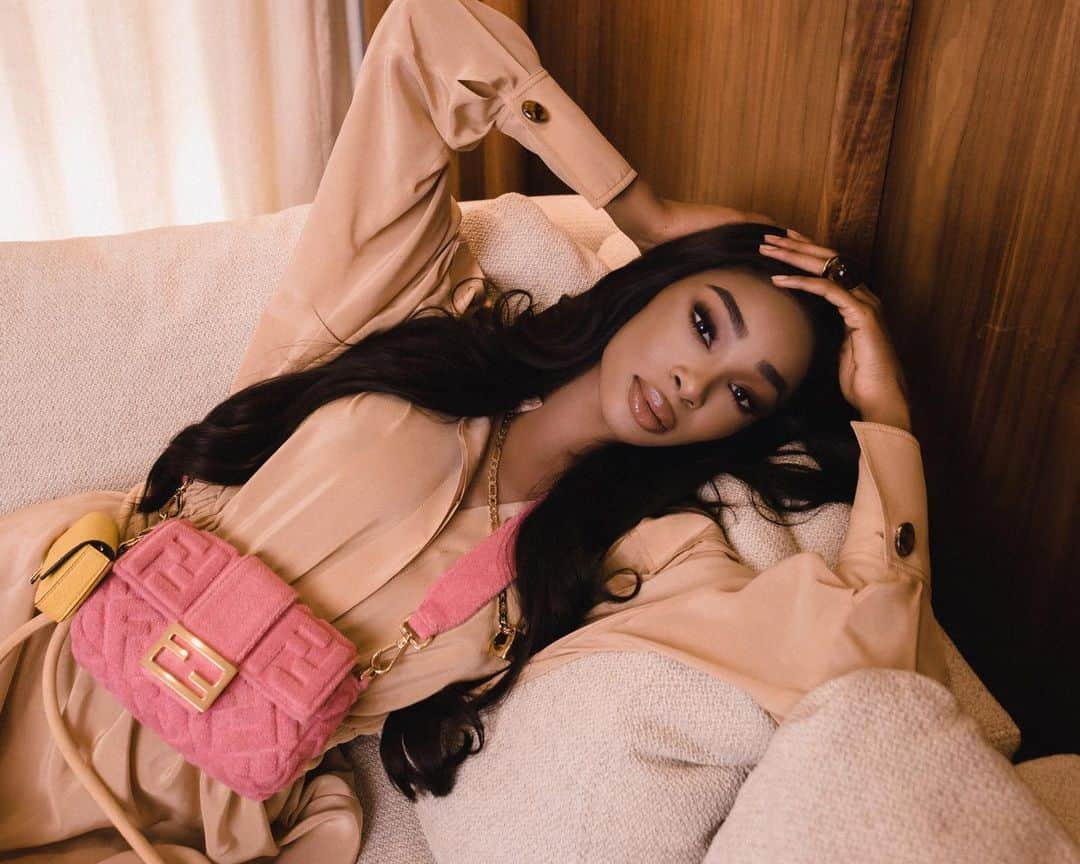 Fendiさんのインスタグラム写真 - (FendiInstagram)「A bold statement for a powerful woman, @badgyalshanshan carries the #FendiBaguette crafted from FF-embossed bubblegum pink cotton terry in the latest #BaguetteFriendsForever episode.  Discover more on @fisforfendi」3月18日 3時08分 - fendi