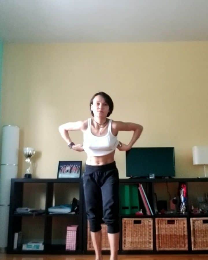 リュボーフィ・イリュシェチキナのインスタグラム：「I am a strong believer that the physical activity is the best medicine. Fun physical activity even better) boosts the endorphins,  increases the blood flow and activates the muscles. Let's HANDSTAND all the viruses!!! 💪😊 @ma.lallier  #spreadtheinfonotthevirus  #covid_19 #home #activity #handstand #inspitation #smile」