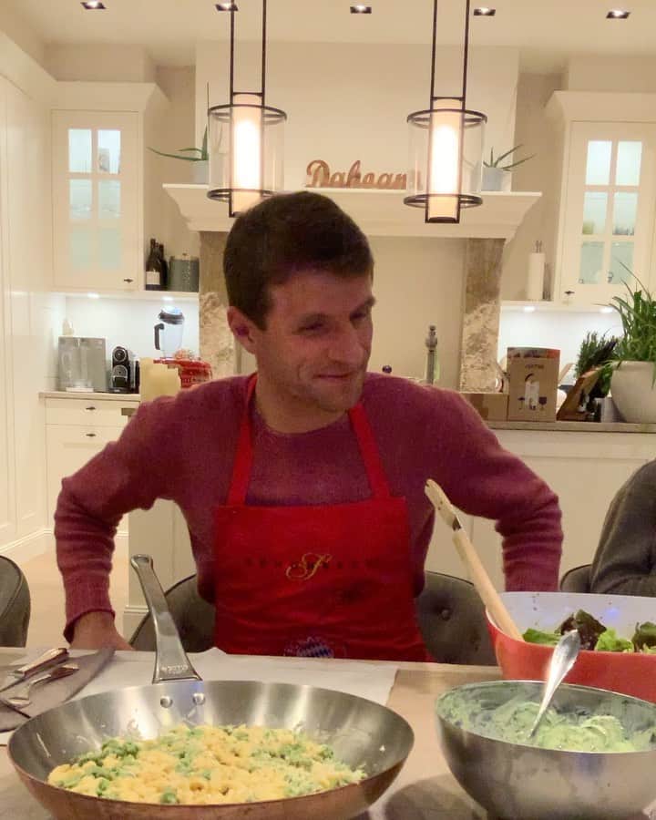 トーマス・ミュラーのインスタグラム：「@schuhbeck is in the house 🥘 😋  #stayathome #eatathome #selfmade #esmuellertinderküche #alfonso #vonwegensternverloren #staystrong」