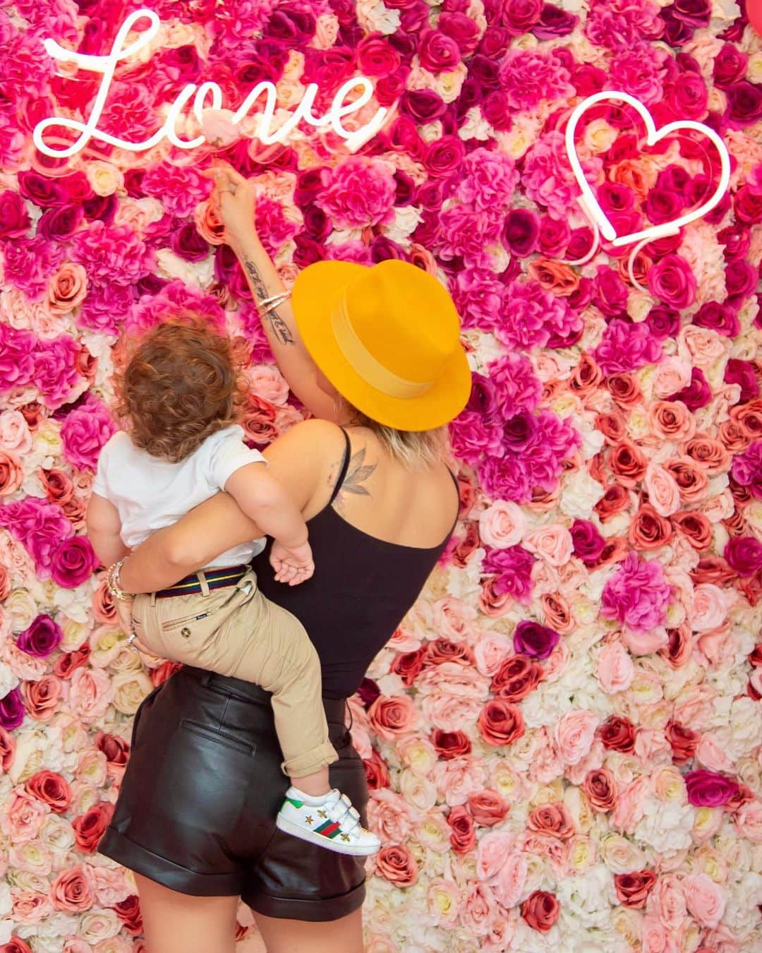 ジョエル・マーディニアンさんのインスタグラム写真 - (ジョエル・マーディニアンInstagram)「A wall of roses to celebrate MUMS this month ❤️🌹🌹🌹🌹🌹🌹🌹. . 💗Styling and Event @treeberries . . 📍Balloons @happybubbleballoons . 💕Acrylic writings @_the_party . . 🌸 Flower wall @flowerwalldubai . . ⚡️Neon lights @verticaldesign_dxb . . 🍫Chocolates @chocolalauae . . .  حائط من الورود للأحتفال بالأمهات لهذا الشهر❤️🌹🌹🌹🌹🌹 🌹 @clinicajoelleofficial . .  #love #mums #mothersday #mumsatclinica #dabdoob #myheart #mysoul #myeverything」3月18日 3時30分 - joellemardinian