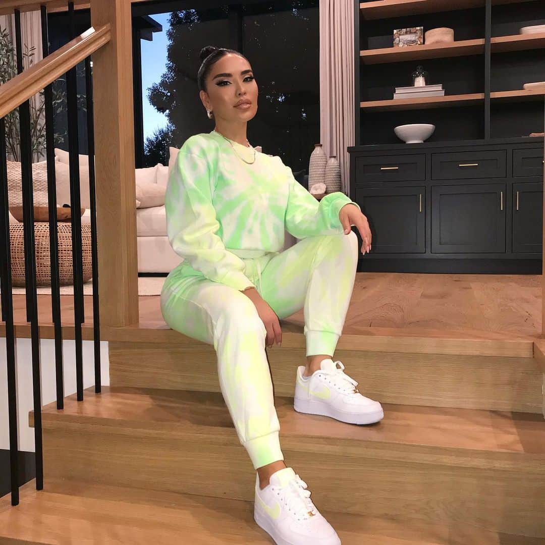 iluvsarahiiさんのインスタグラム写真 - (iluvsarahiiInstagram)「Are you tired of seeing this neon set on your feed yet lol 🤣 it’s too cute but promise last one!! ____________________________________________ Neon set @misslolaofficial  Sneakers @nikewomen」3月18日 3時42分 - iluvsarahii
