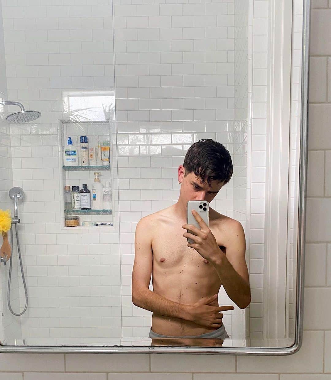 コナー・フランタのインスタグラム：「despite baking like an absolute mad man the past 4 days in solitude (cinnamon rolls, wheat bread, coconut cookies, maple granola)...feeling quite fit at the moment 🦩🧼」